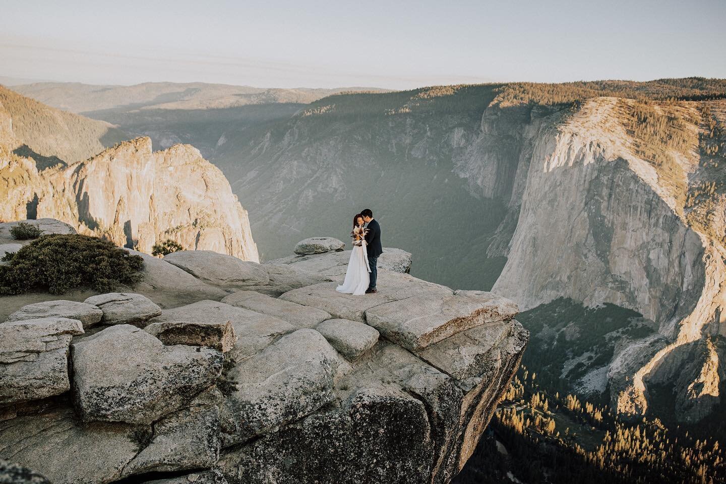 Have you saw the sunrise on the cliff in Yosemite, I would say, all things worth to do are difficult in the world.

你見過早上6點的Yosemite嗎，我會引用武道狂之詩裡面的一句回答，世上所有值得做的事情都是困難的。

#yosemiteelopement #yosemitenationalpark 
#yosemiteweddingphotographer