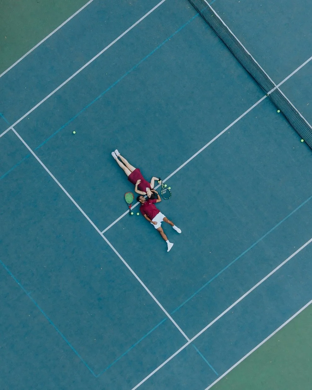 如果了解舊金山，就會知道全天像夏天一樣的天氣是多麼幸運。

女生可以穿起她最喜歡的裙子，男生換上當時在夏威夷求婚的造型，在咖啡廳和海邊慢慢留下他們的畫面，相信也勾起了他們當時求婚的甜蜜回憶。

為了不讓拍攝的故事千篇一律，我們也加入了他們最喜歡的運動項目，拍攝的同時打上一場友誼賽，享受陽光下揮灑汗水的樂趣。

If you know San Francisco, you know how rare it is to have a full day that feels like summer.

