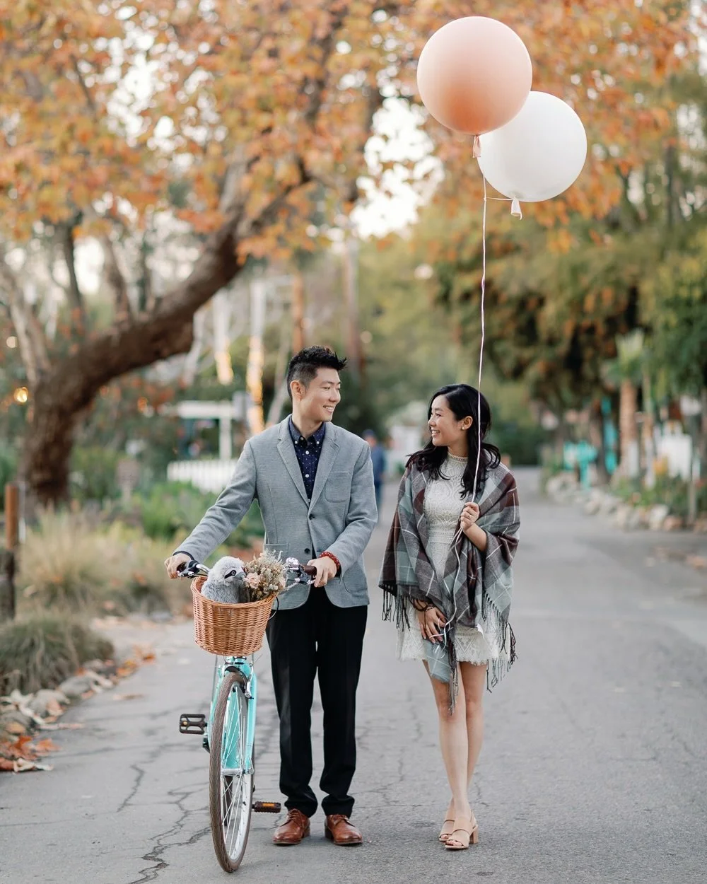 一輛可愛的復古單車，幾顆氣球，和一個懂你的人。
不用去很遠，舊城的陽光已經夠暖。
喜歡這種不趕時間的感覺&mdash;&mdash;
咖啡喝一半，路走一半，餘下的，留給彼此。

A cute vintage bicycle, a few balloons, and someone who gets you.
No need to go far &mdash; the sunlight in this old town is already enough.
I love this unhurrie