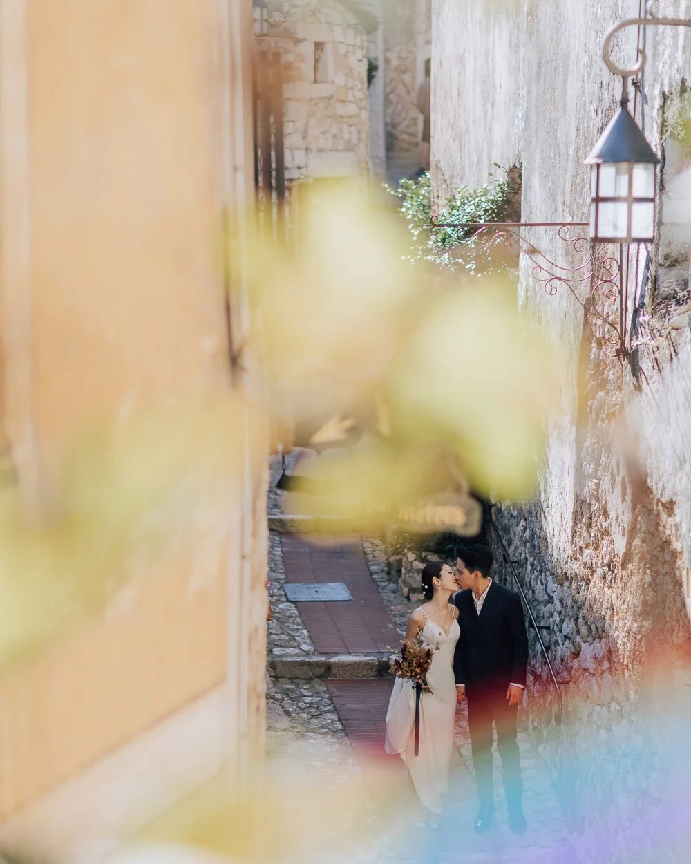 走進那條石板小巷的時候， 陽光正好斜落在牆上。
我們沒有說什麼， 只是自然地靠近， 
像兩個人早就說好了要在這裡相遇。

舊城巷弄，懸崖花園，地中海的黃昏；
這裡留住了許多故事， 那天，也留住了我們的。

The light was falling sideways on the stone walls when we stepped into the alley.
We had no need for words. Just drifted closer, the way two people