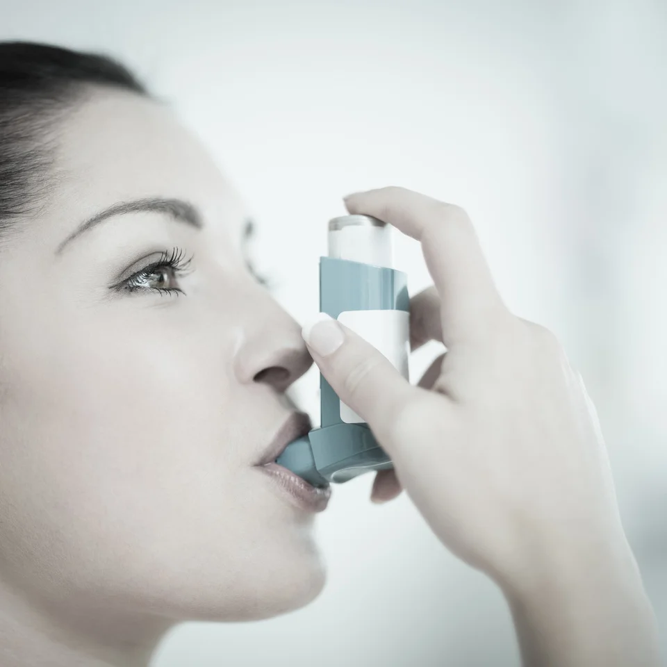 012273070-woman-with-asthma-using-the-in.jpeg