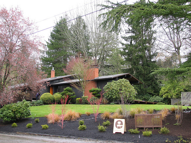 Example of a&nbsp;Beautifull Bungalow Landscaping - Feldman House in Portland,&nbsp;(Photo: Flickr.com)