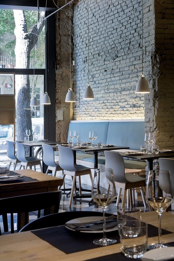 De Pasta Kantine, Rotterdam In this restaurant interior, there is a wonderful mixture of a variety of styles and textures. Exposed brick wall, serves as a backdrop for softer lines of furnitures and accessories. 