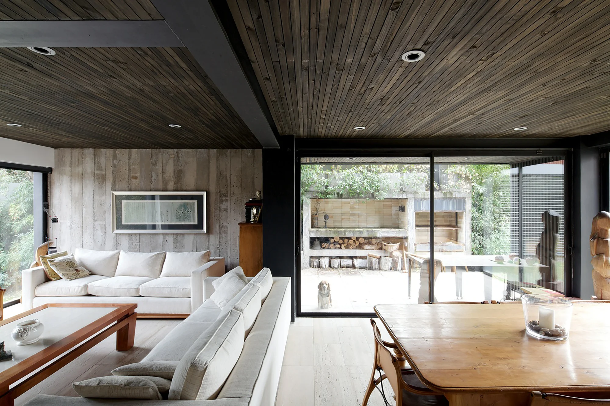 Raw industrial finishes and non-toxic interior materials and finishes allow for better indoor air quality (IAQ): project by V House / Mathias Klotz © Nico Saieh