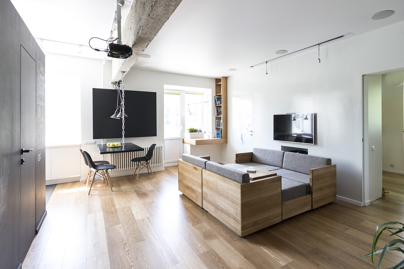 Simple and non-toxic finishes, and modular furnitures in the living area allow for multipurpose use of the space: project by Bagritsky / Ruetemple © Ruetemple