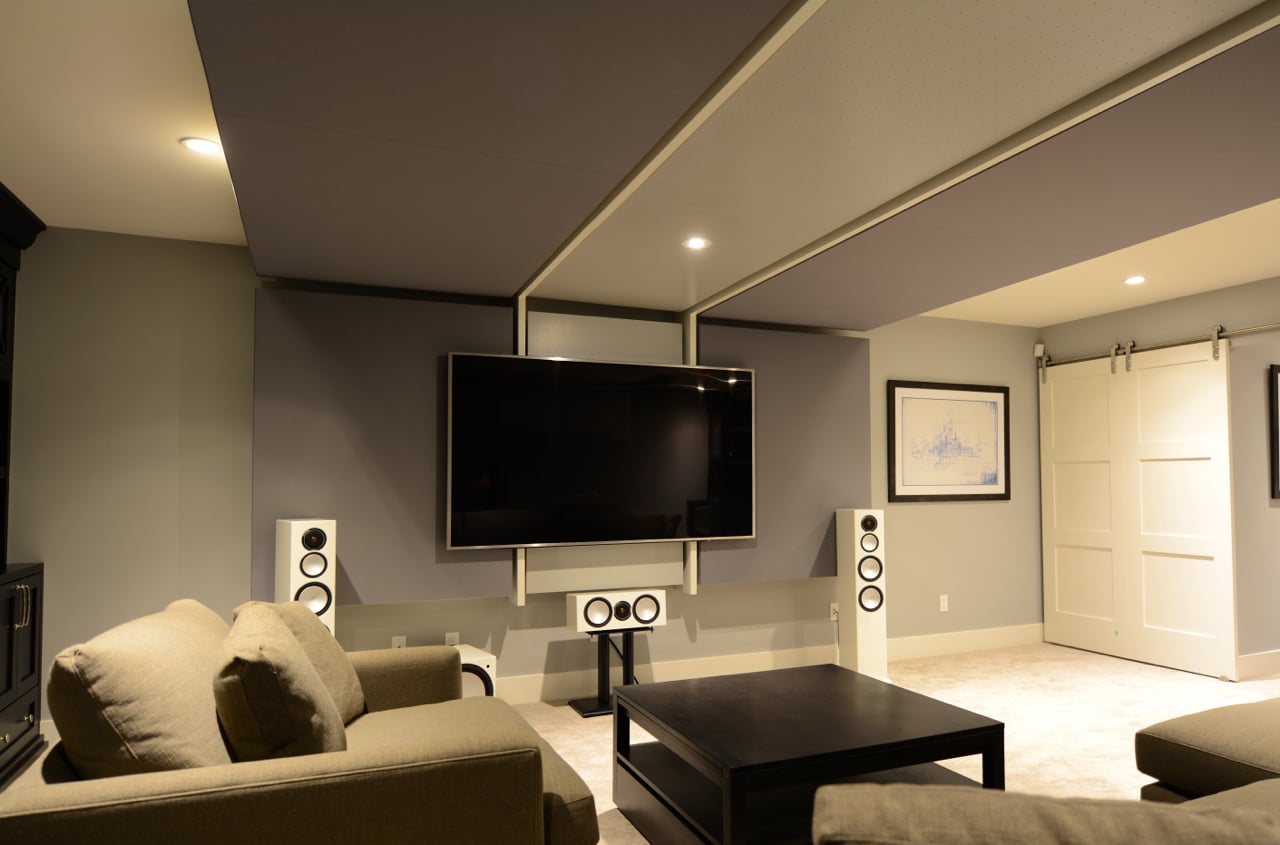 Home theatre / family room by Harmony Home Project Inc.