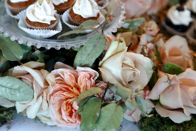 wedding dessert table flowers
