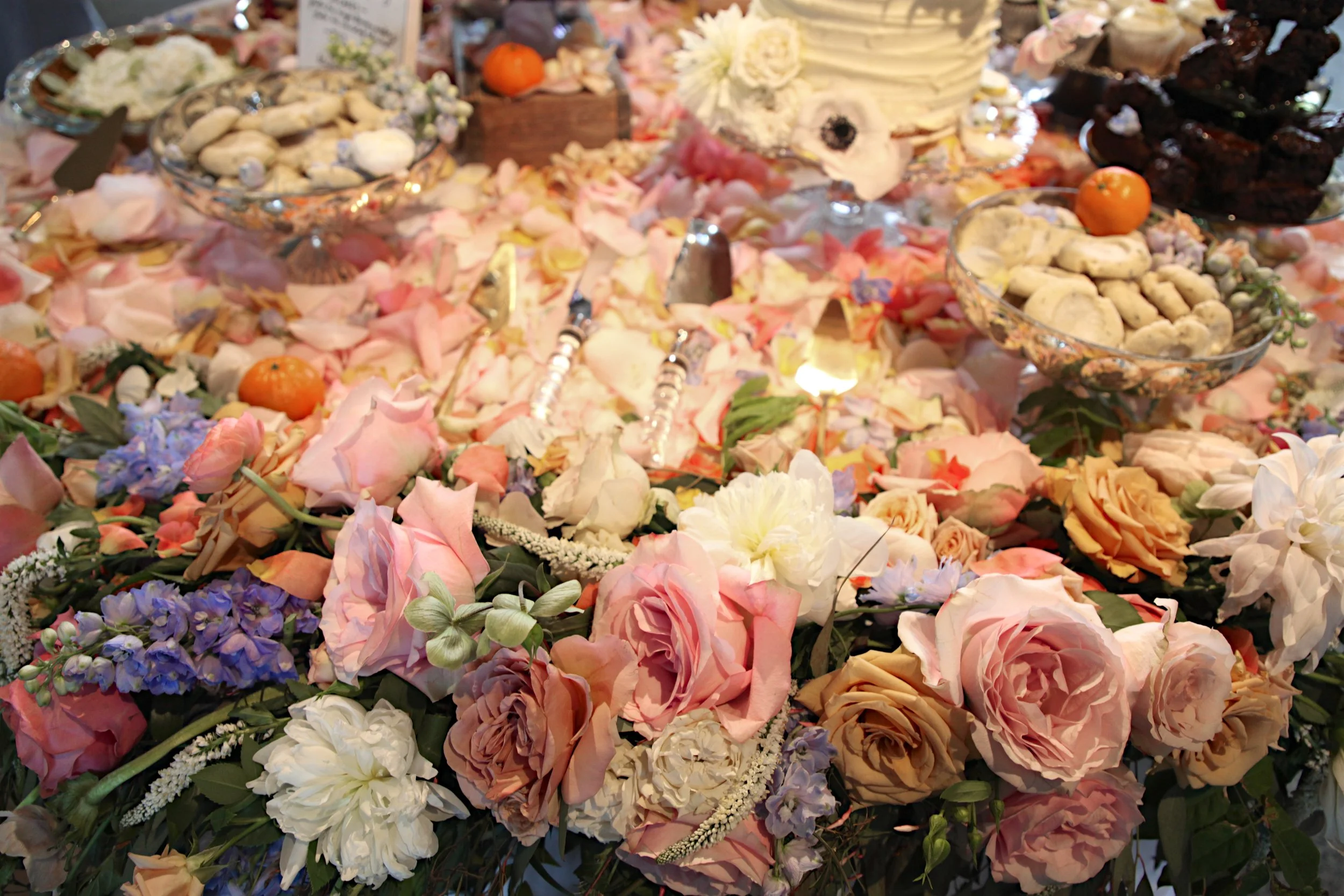 wedding dessert table flowers