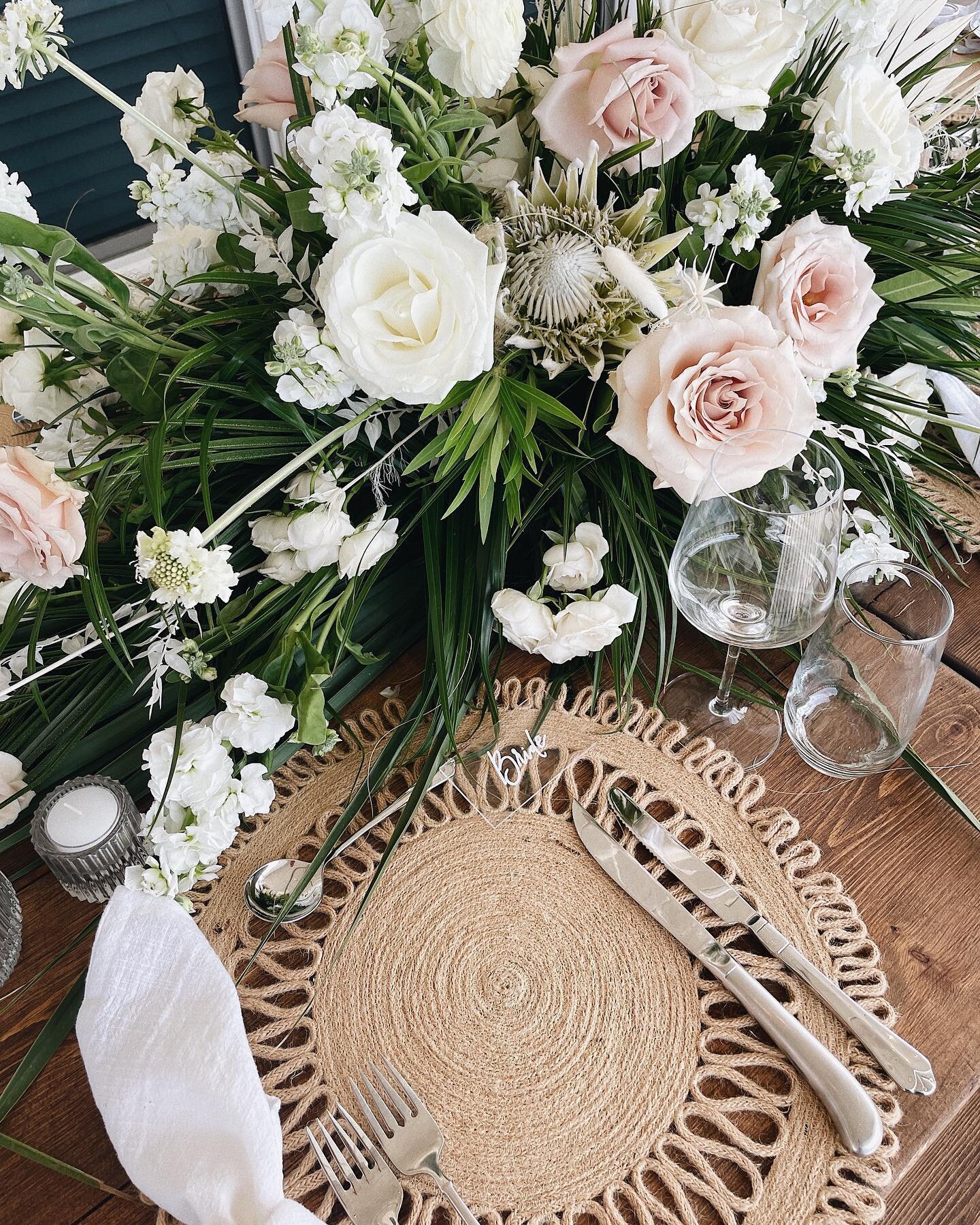 only the best for Alyson 🤍 head to stories for more little details. tables, linens, florals by us for a sweet 18 person gathering at a beachfront home in vilano beach 🌞