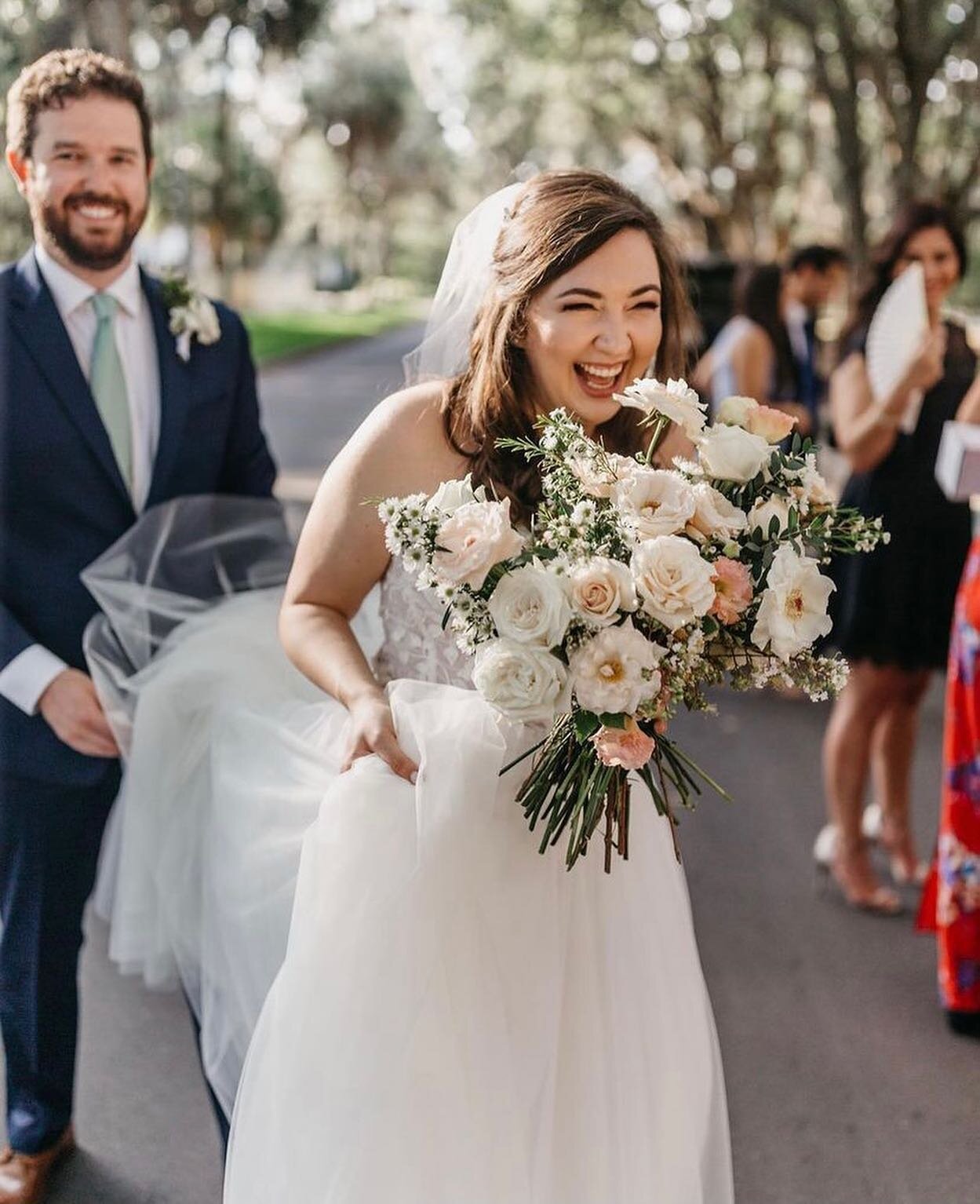 happy Monday, happy brides 🤟🏽
.
.
.
.
.
#theantibride #antibrideweddings #floridawedding #floridaweddingplanner #weddingplanner #floridaweddingflorist #weddingflowers #thatsdarling #chasinglight #weddingstyle #weddingdesign #weddingmakeup #weddingm