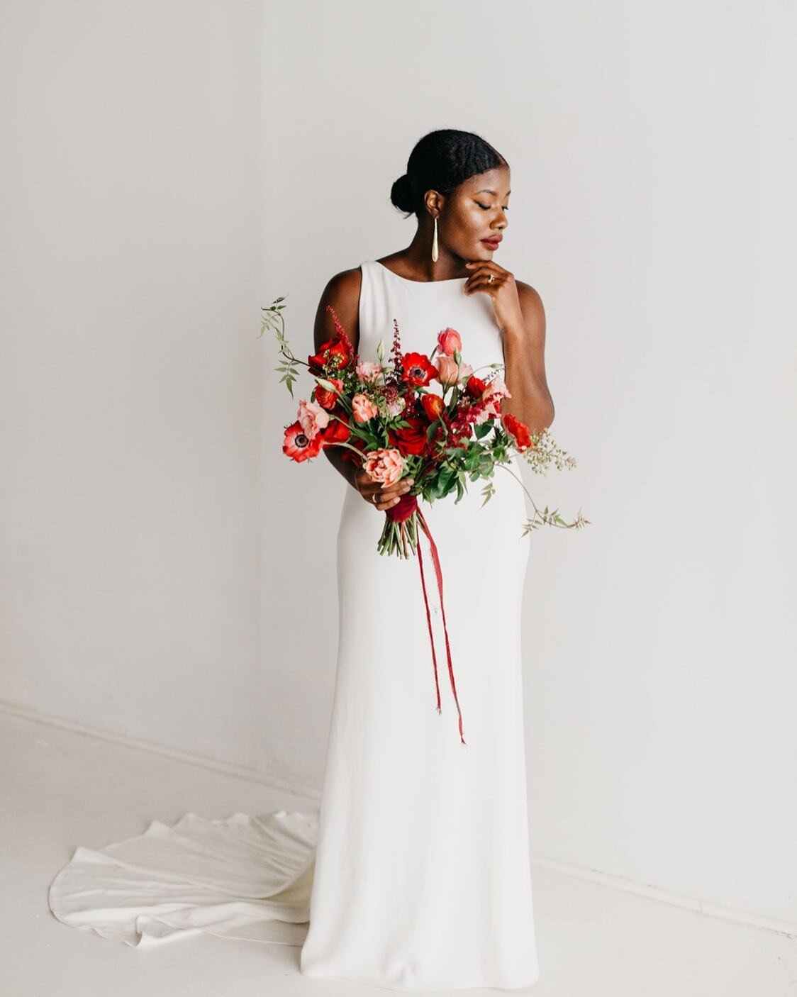 Can&rsquo;t stop starting at ya @arielle.shanice 🌹 let&rsquo;s vow to add more red in your bouquets guys 😍
.
.
.
.
.
#theantibride #antibrideweddings #floridawedding #floridaweddingplanner #weddingplanner #floridaweddingflorist #weddingflowers #tha