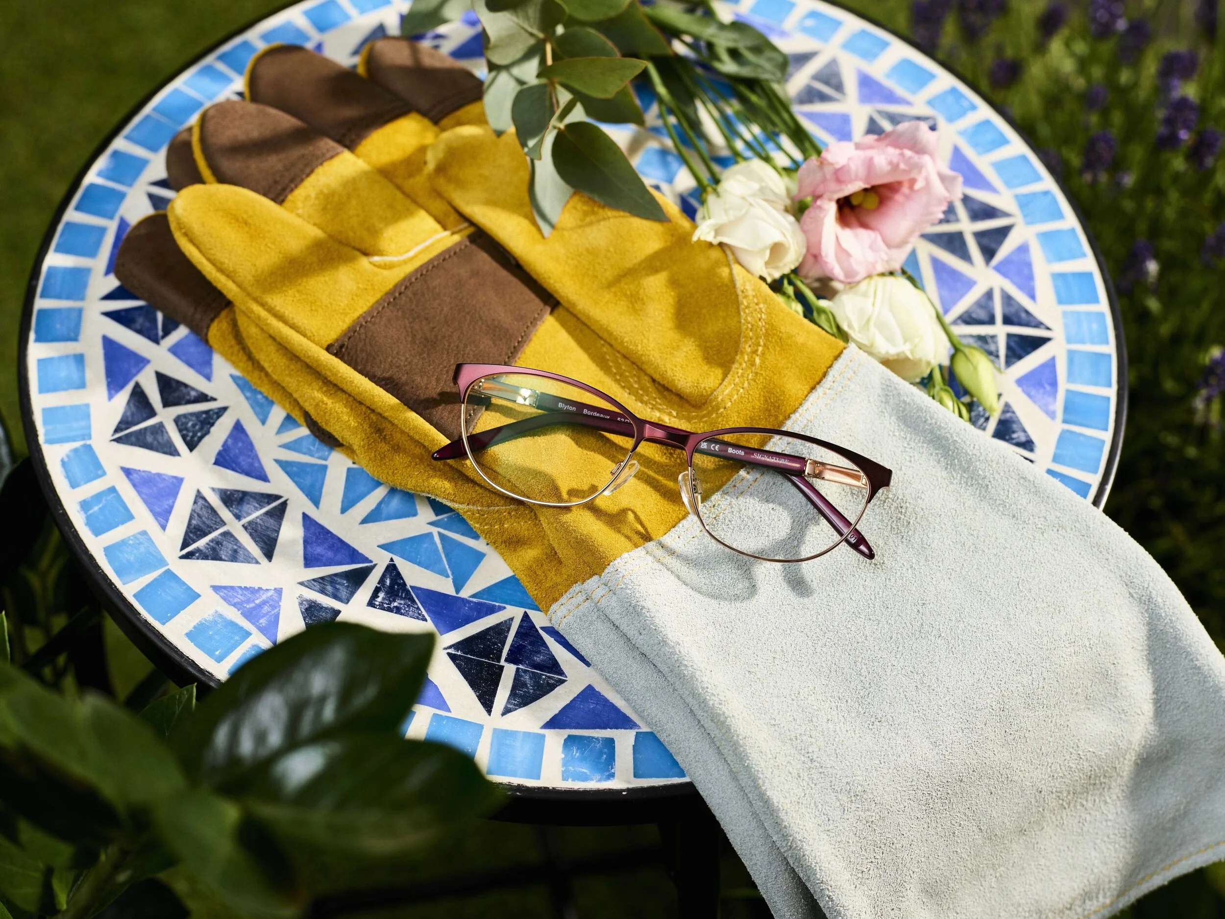 GB_SIGNATURE_OPTICIANS_KEY_VISUAL_CAMPAIGN104318_SOCIAL_08_GARDENING_GROWING.jpg