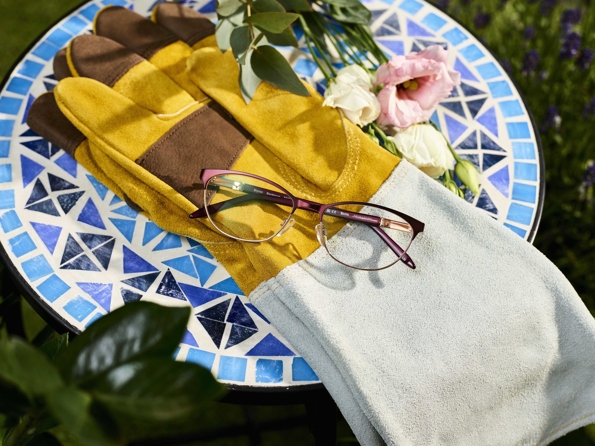 GB_SIGNATURE_OPTICIANS_KEY_VISUAL_CAMPAIGN104318_SOCIAL_08_GARDENING_GROWING.jpg