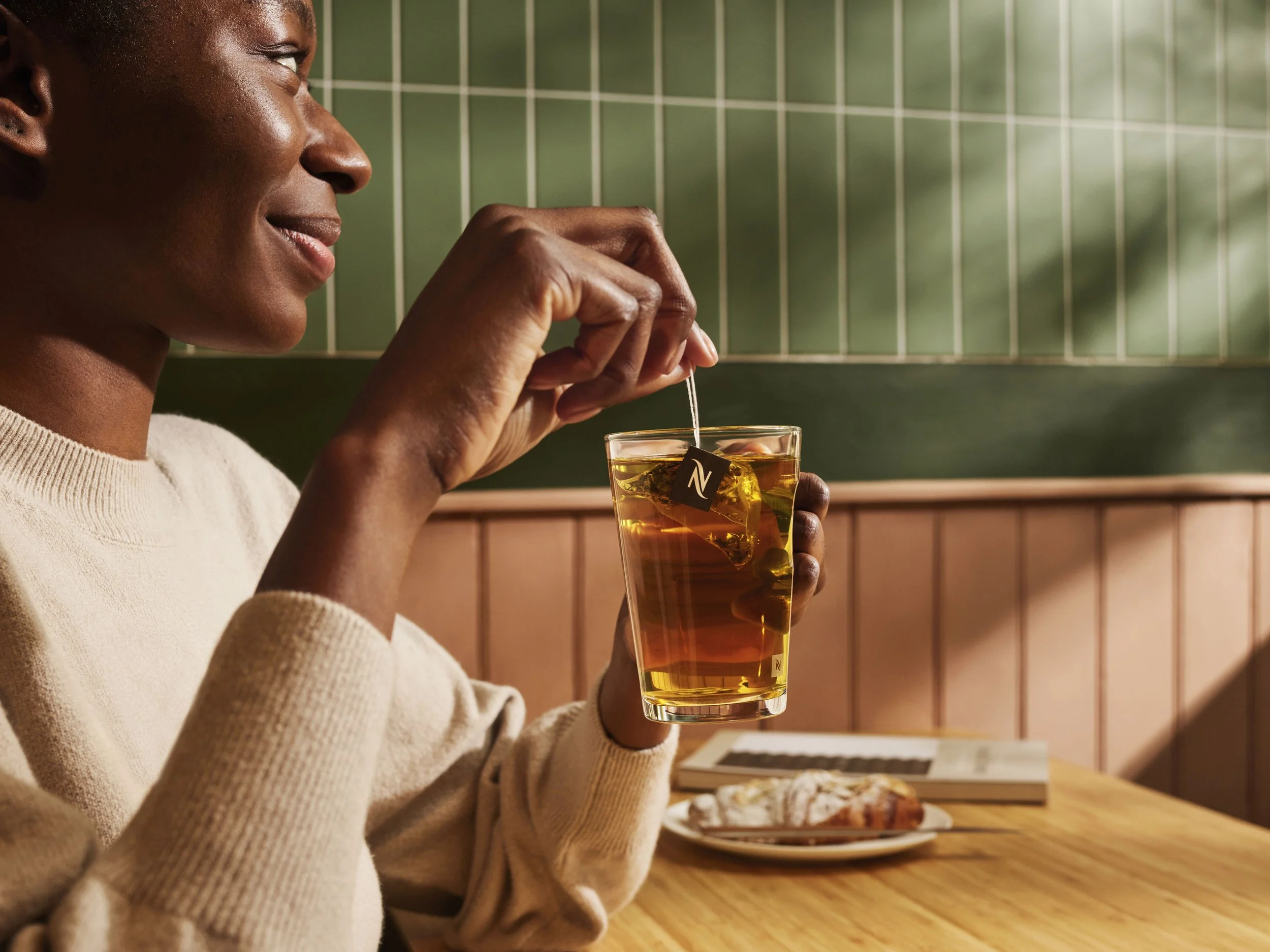 OOH_PRODUCT_LIFESTYLE_TEA_MINTY HERBAL_FULL_FRAME.jpg