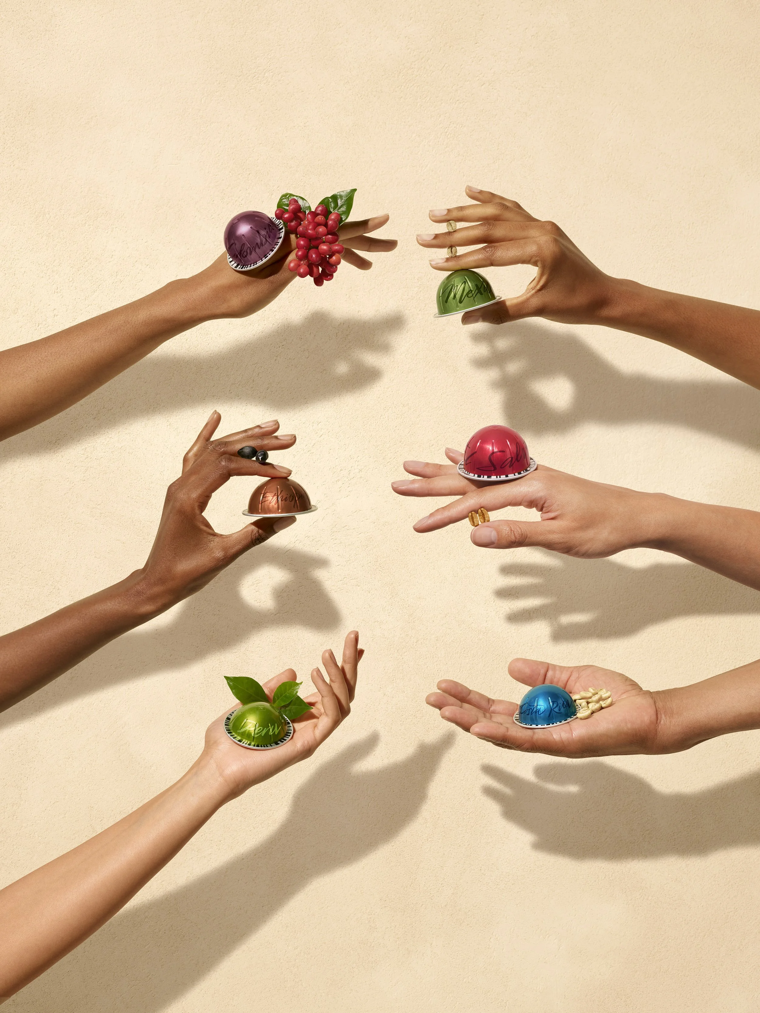 P_4308_NESPRESSO_220530_LMECHINEAU_VL_5_HANDS_BASE_ V5 copy.jpg