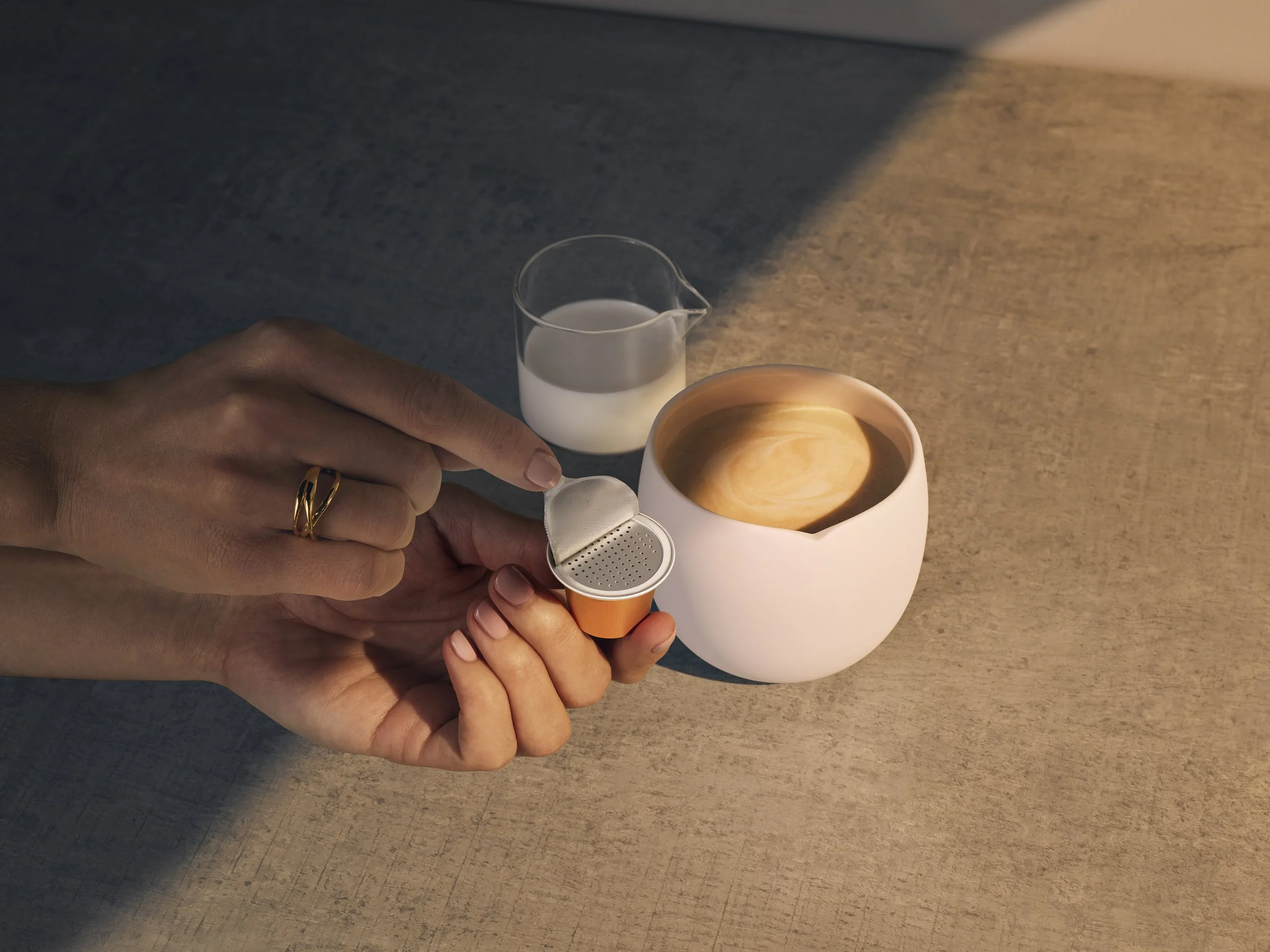 P_4344_CUP_PEEL_OFF_INTENSE W-MILK DARK MILD_v4.jpg