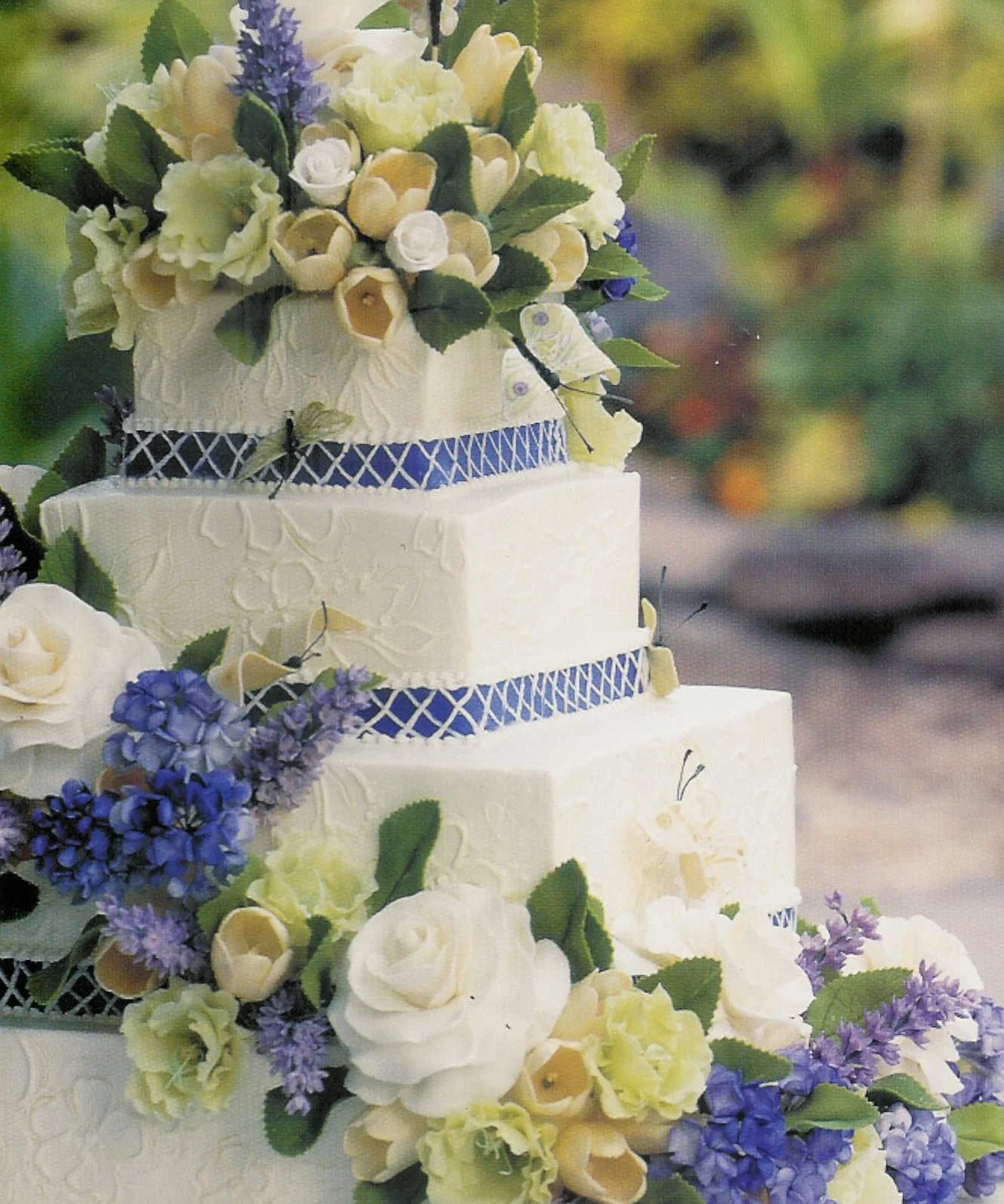 Every element is edible, and the blue and white color scheme is tremendously popular.