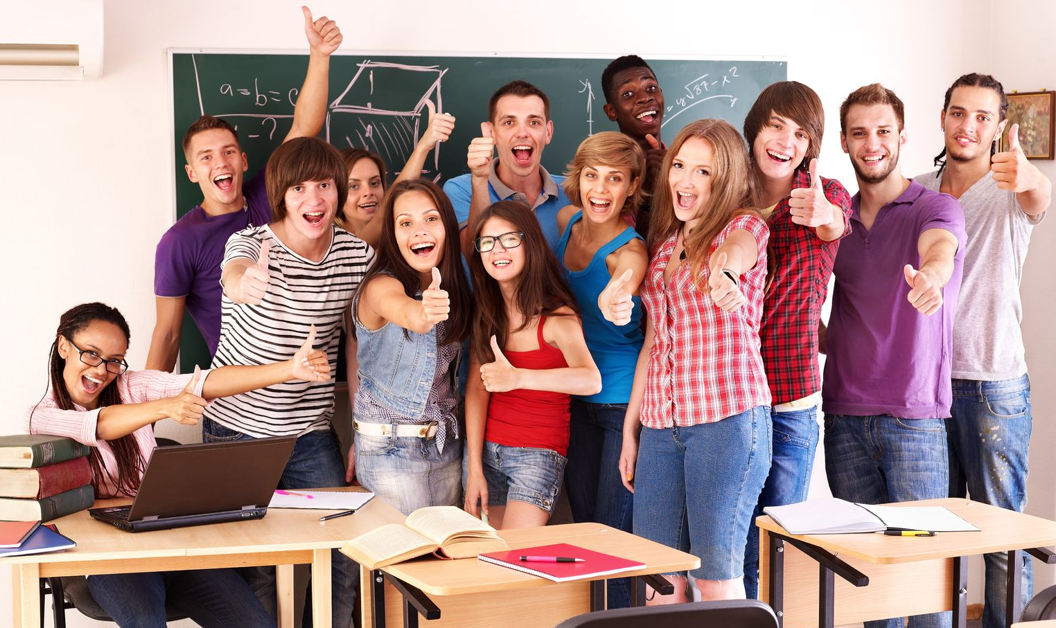 Радостные подростки в школе. Учитель и старшеклассники. Студенты на занятиях. Фотосессия группой студентов.