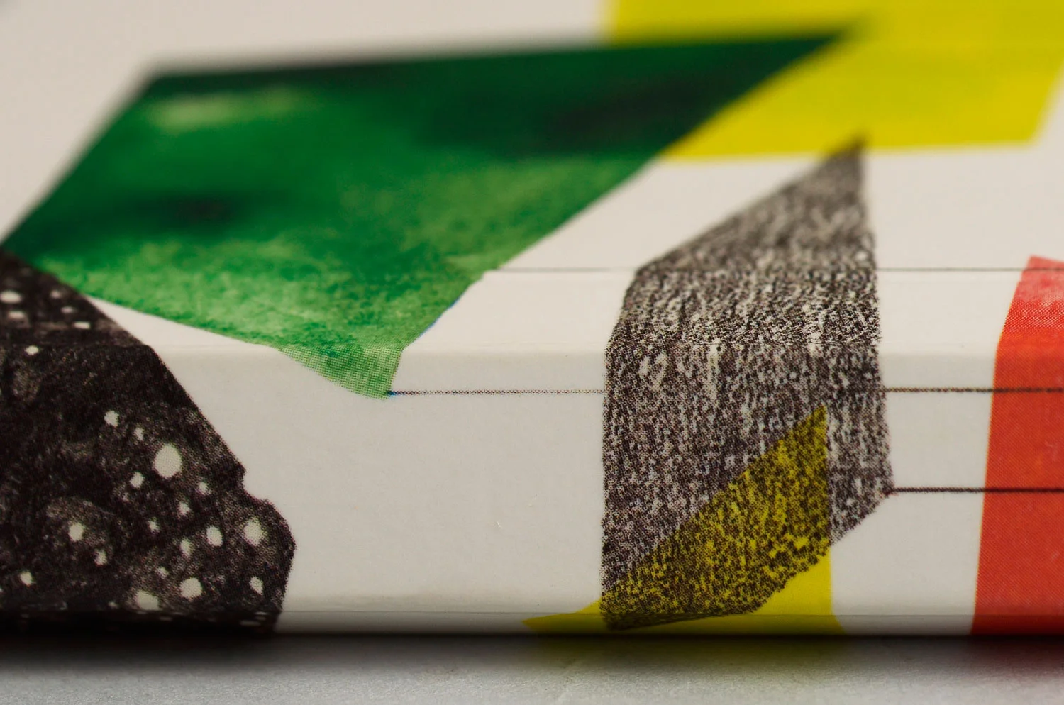 Livro Sentidos | lombada (detalhe)