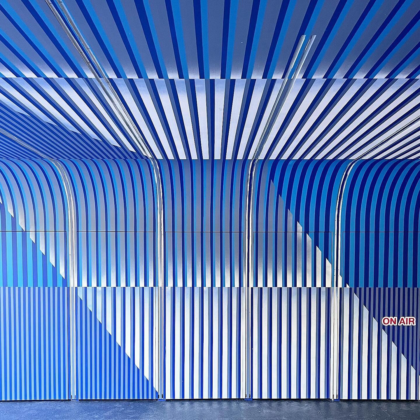 @lx1one  Acrylic paint on wood structure. #comissionwork for @domdeco.creation in #Lansargues #France⬜️⬛️🟦⬜️⬛️🟦#opticalart#abstractart#geometricart#architecture#decoration#blue#lines#montpellier#lxone#aocallday