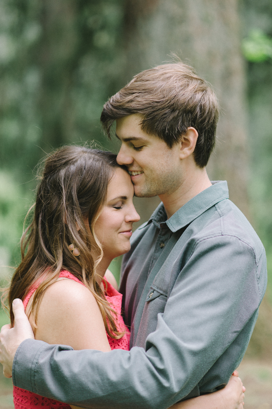 Portland-oregon-engagement-session-photographer-hoyt-arboretum-washington-park-shelley-marie-photography-forest-natural-woodland-kiss-16