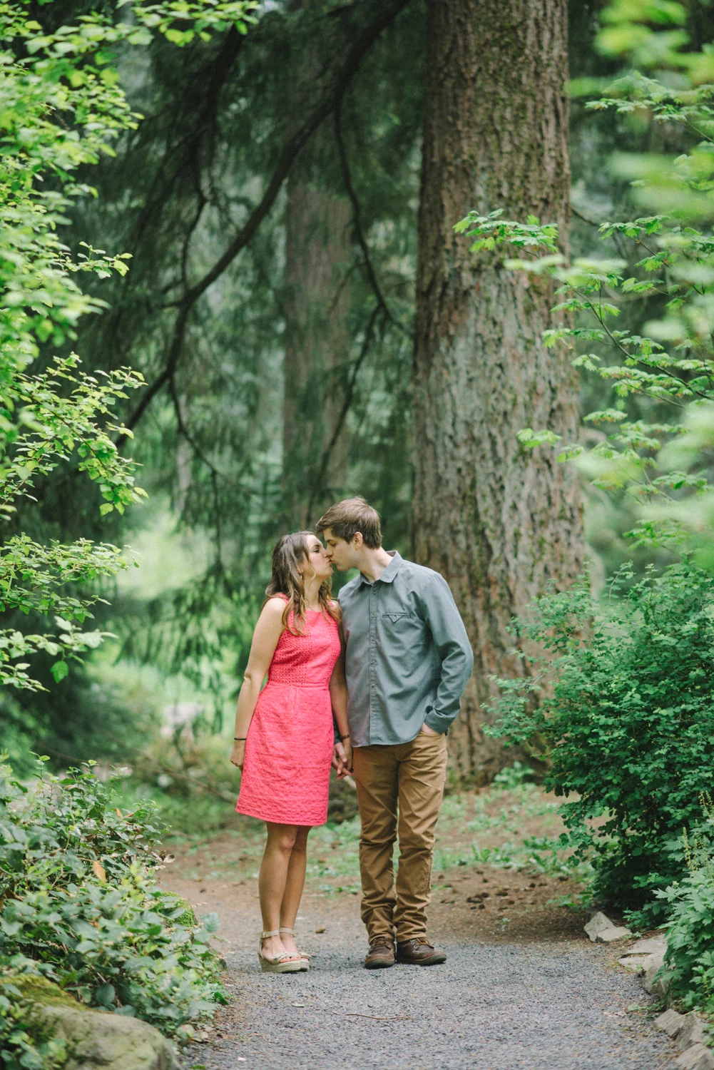 Portland-oregon-romantic-engagement-session-photographer-hoyt-arboretum-washington-park-shelley-marie-photography-forest-natural-woodland-kiss-17