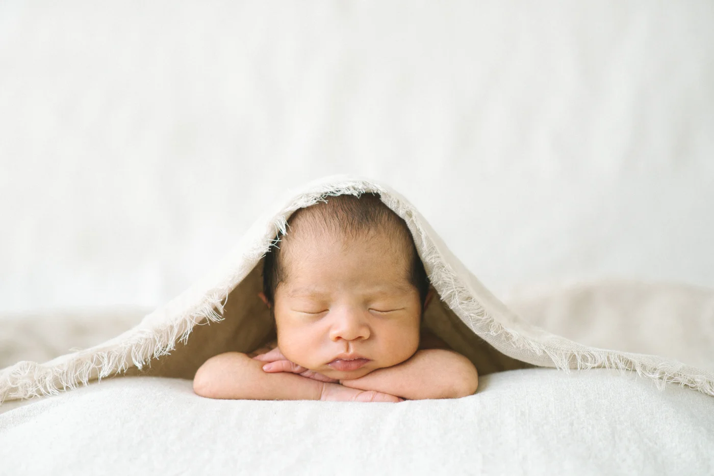 Best-Portland-Oregon-Newborn-photography-Sleeping-Baby-Maternity-Photographer-Cream-Frayed-Blanket-Shelley-Marie-Photography.jpg