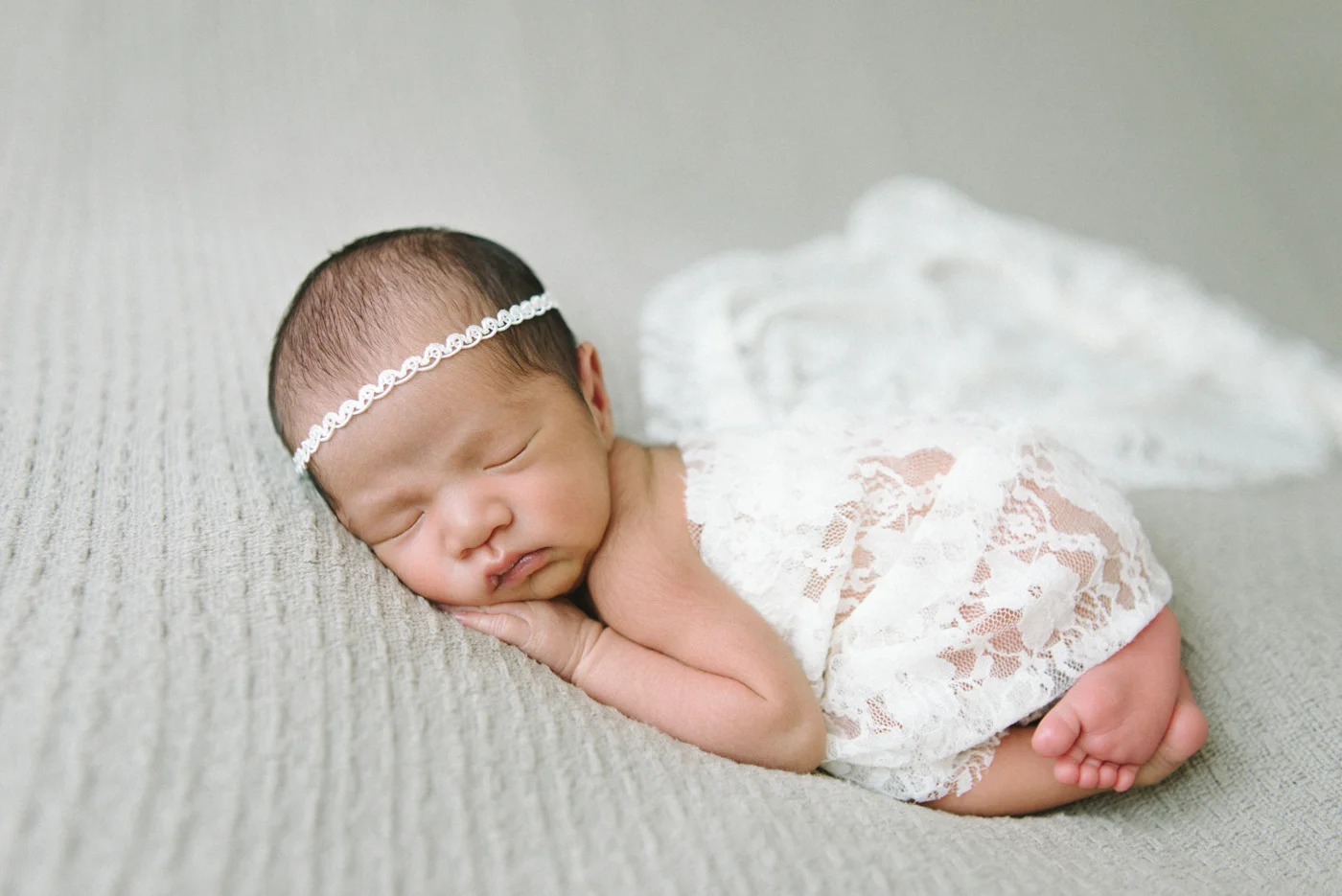 Best-Newborn-Sleeping-Baby-Maternity-Photographer-Portland-Oregon-White-Lace-Wrap-Ribbon-String-Headband-Gray-Knit-Blanket-Baby-Toes-Shelley-Marie-Photography.jpg