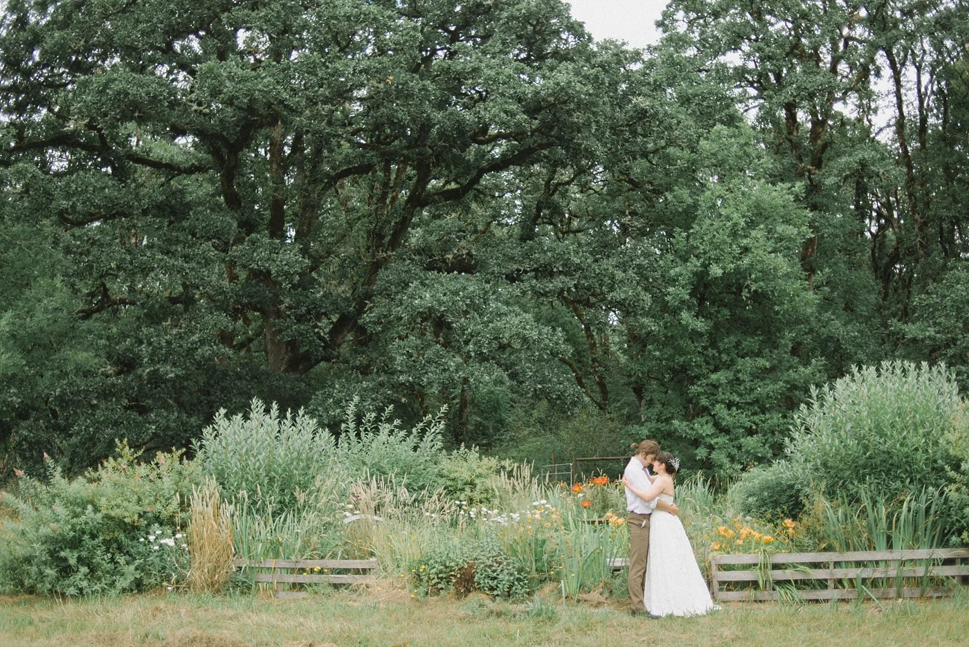 Dorris-Ranch-Springfield-Oregon-Wedding-Bride-and-Groom-Couples-Portrait-Nature-Rustic-Barn-Portland-Natural-Light-Photographer-Shelley-Marie-Photography-1.jpg