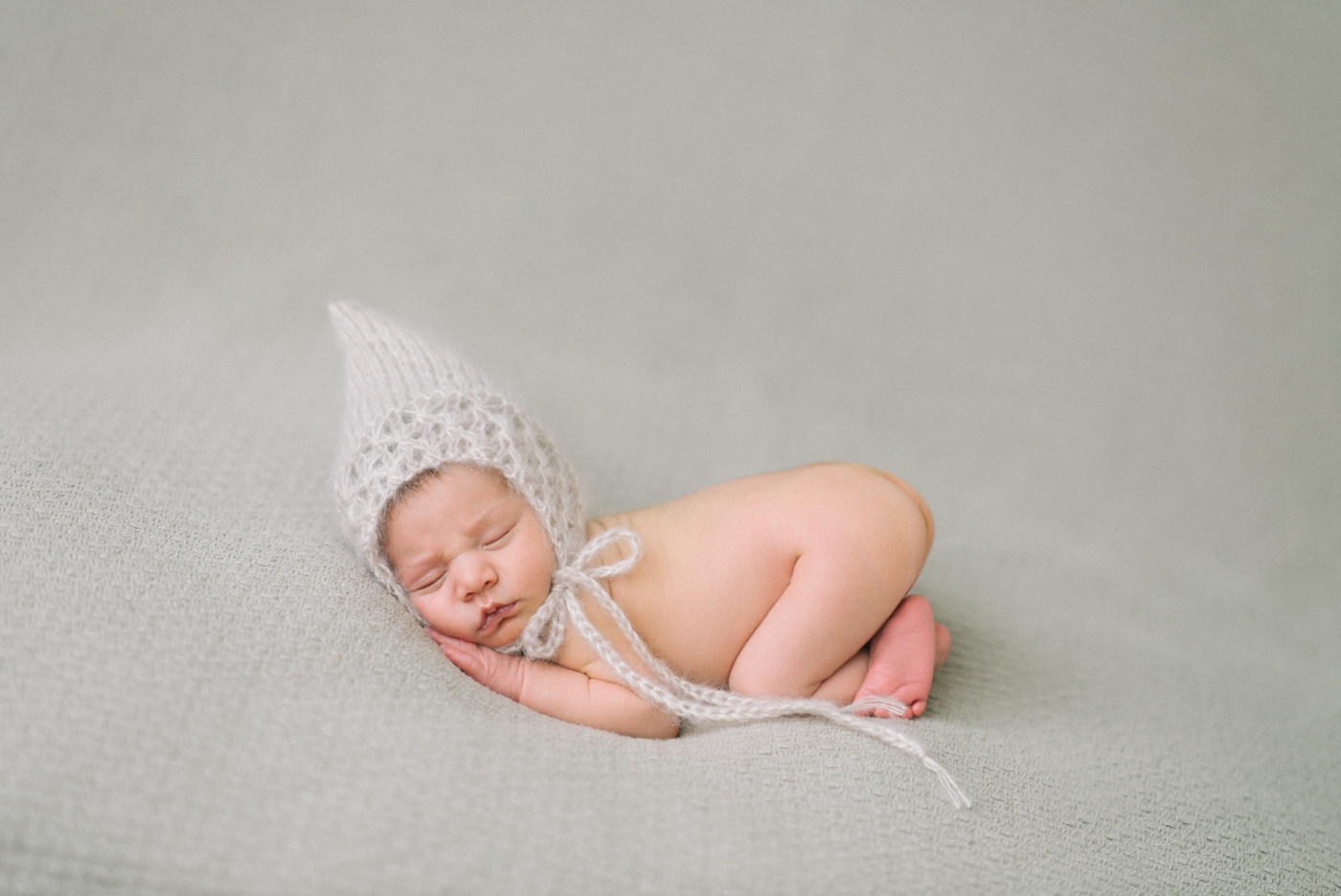 best-newborn-photographer-portland-oregon-shelley-marie-photography-baby-girl-knit-pixie-bonnet-hat-with-bow-076-Edit.jpg