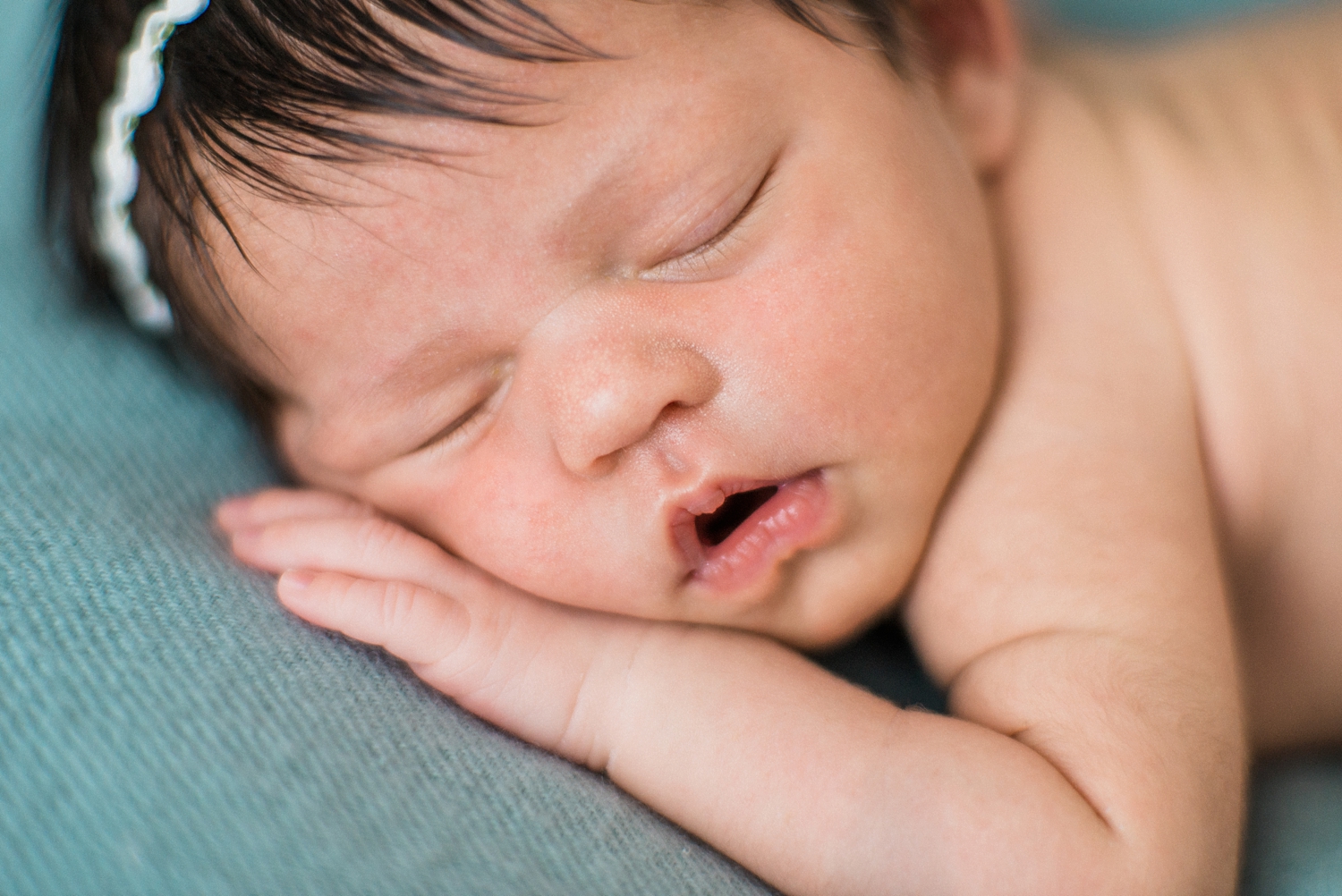 best-portland-oregon-newborn-photographer-sleeping-baby-girl-in-headband-shelley-marie-photography.jpg