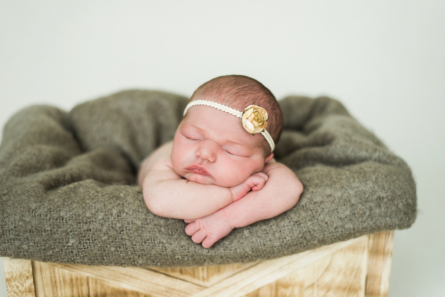 best-portland-oregon-newborn-photographer-sleeping-baby-girl-with-flower-headband-shelley-marie-photography-43.jpg