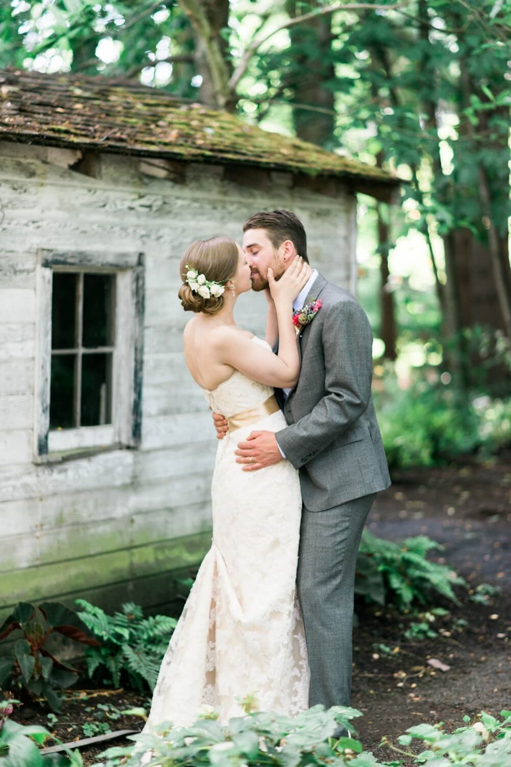 Portland-barn-wedding-mcmenamins-cornelius-pass-roadhouse-shelley-marie-photo-075_cr.jpg