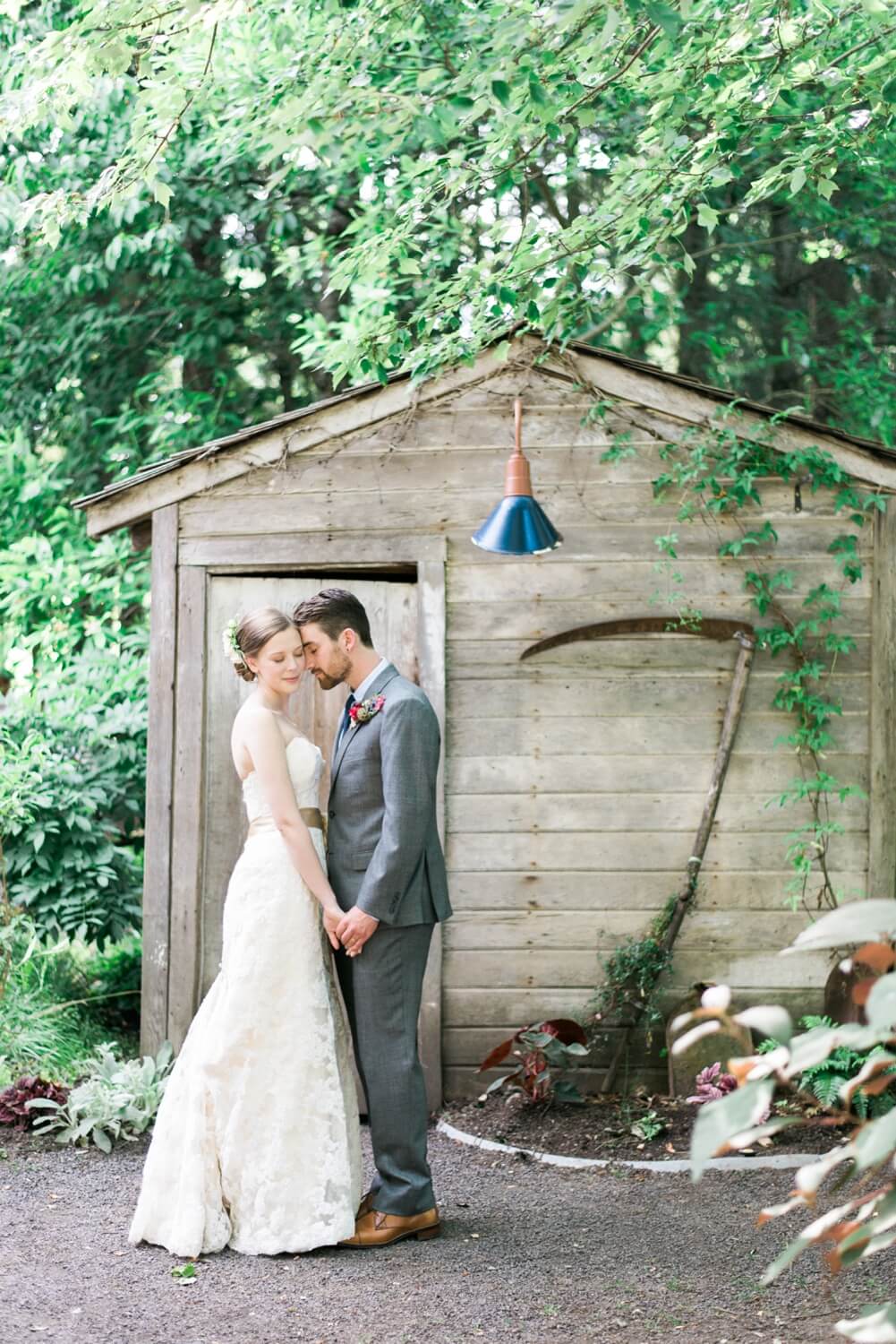 Portland-barn-wedding-mcmenamins-cornelius-pass-roadhouse-shelley-marie-photo-084_cr.jpg
