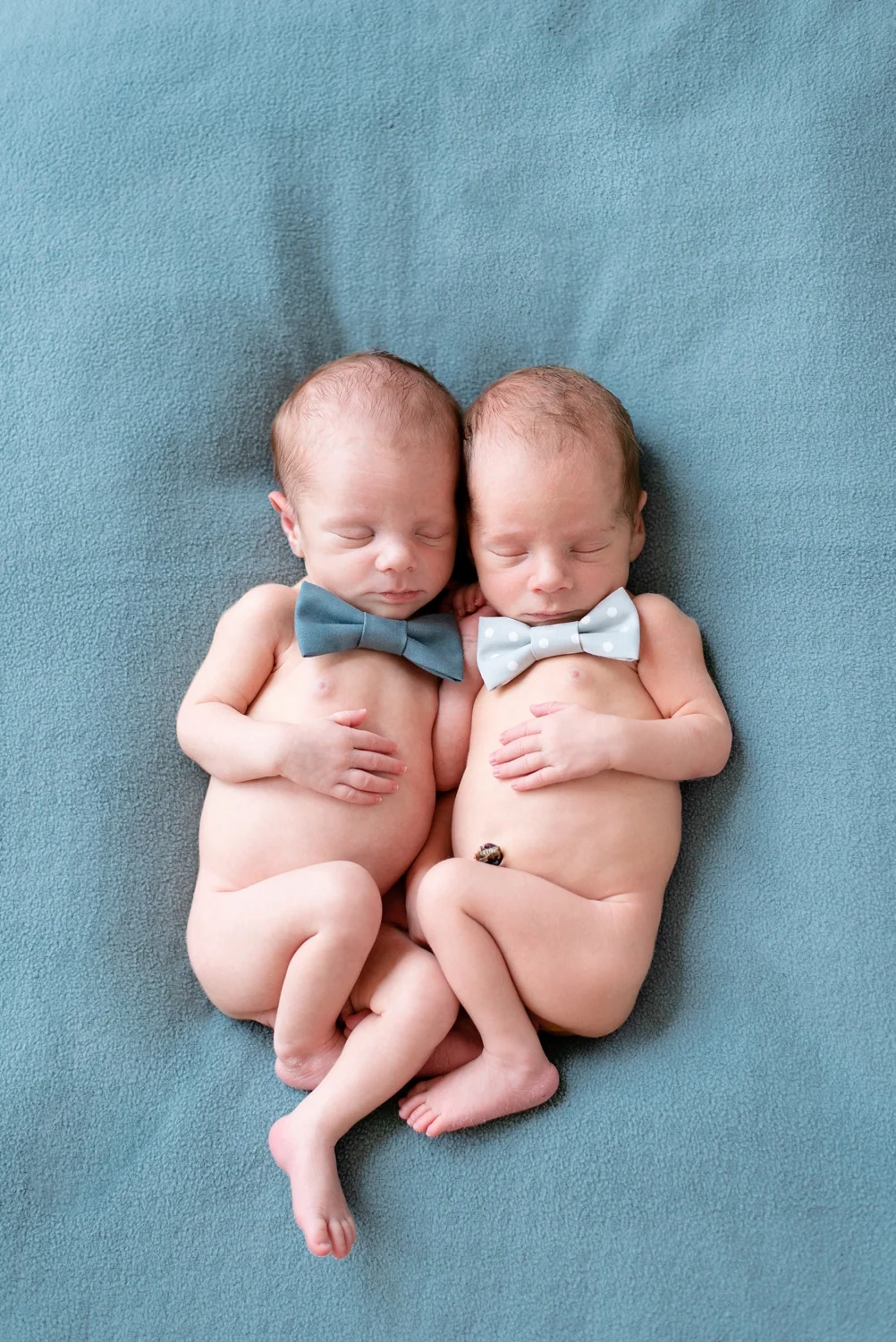 portland-twin-boys-in-bowties-newborn-session-shelley-marie-photo-142_cr.jpg