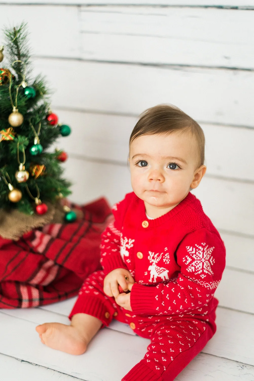 portland-newborn-christmas-tree-holiday-photos-1-year-baby-portrait-session-084_cr.jpg