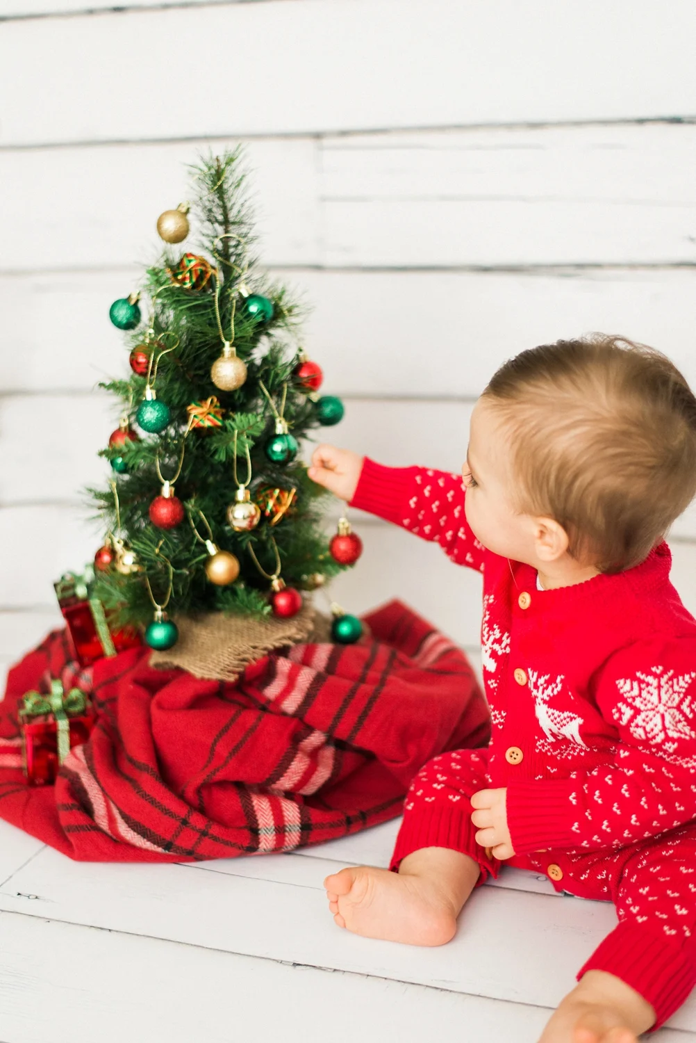 portland-newborn-christmas-tree-holiday-photos-1-year-baby-portrait-session-091_cr.jpg