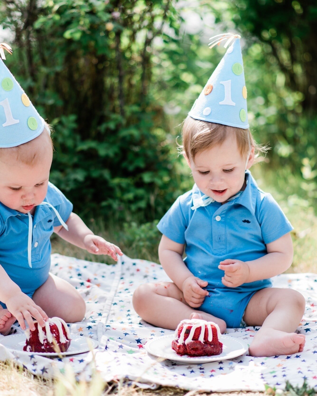 I loved this too-cute 1 year cake-smash session! The hats. The reactions. The mess!! What a memorable first taste of sugar. 😄 🎂