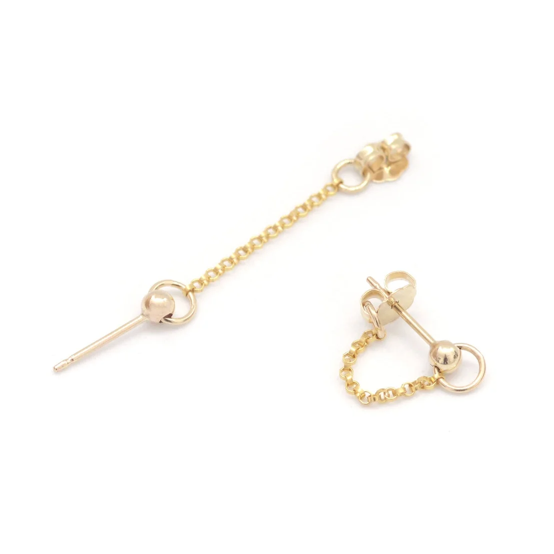 Tiny drips of chain delicately hug the ear lobe, creating a subtle and minimal post.