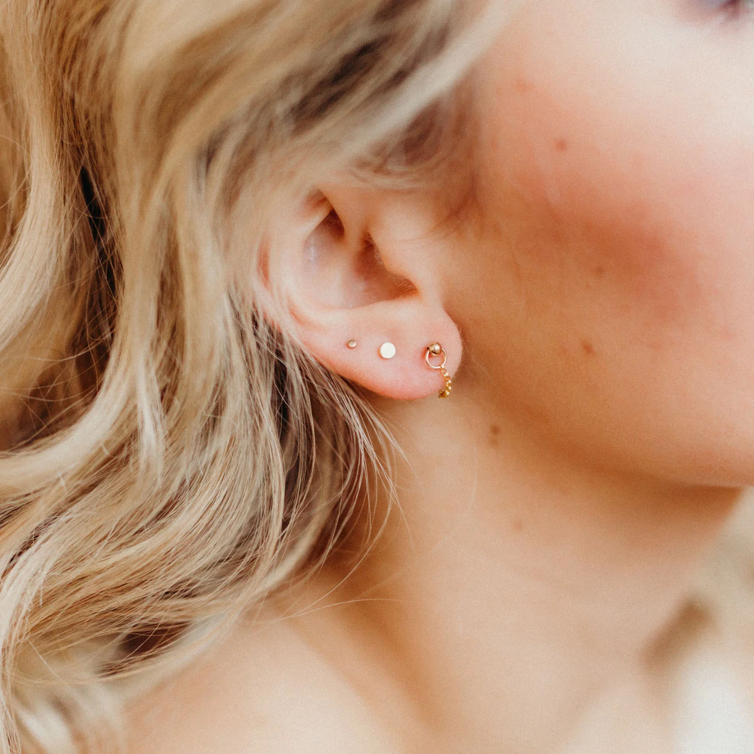 Tiny drips of chain delicately hug the ear lobe, creating a subtle and minimal post. These look great stacked in multiple piercings.