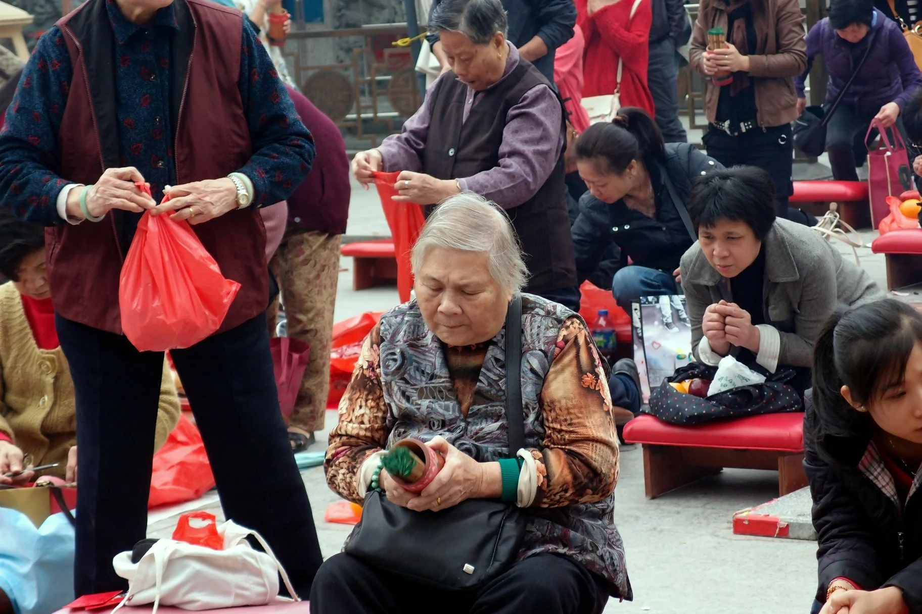 praying at the Sik Sik Yuen Wong Tai Sin Temple