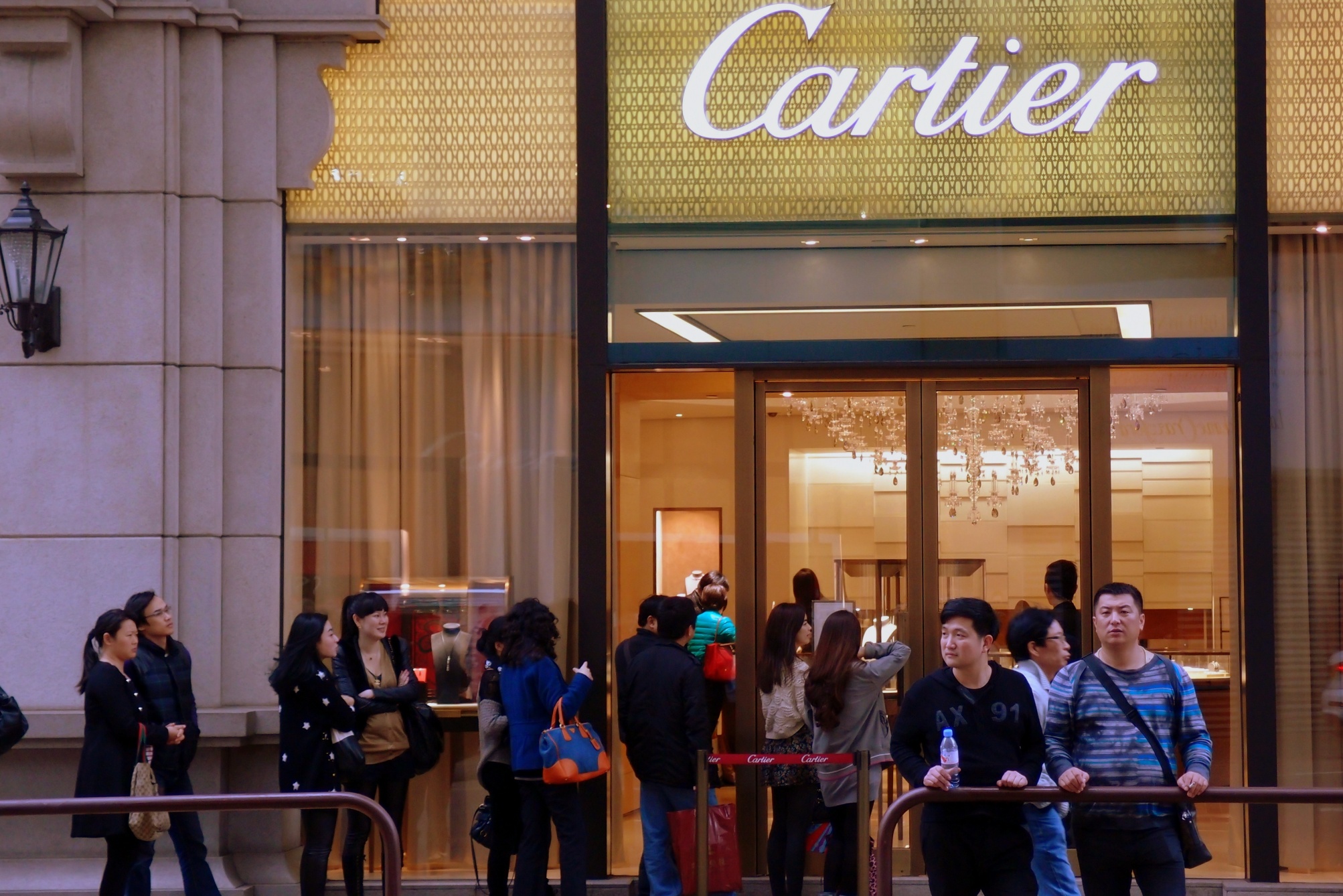 You are not mistaken, this is a queue outside Cartier