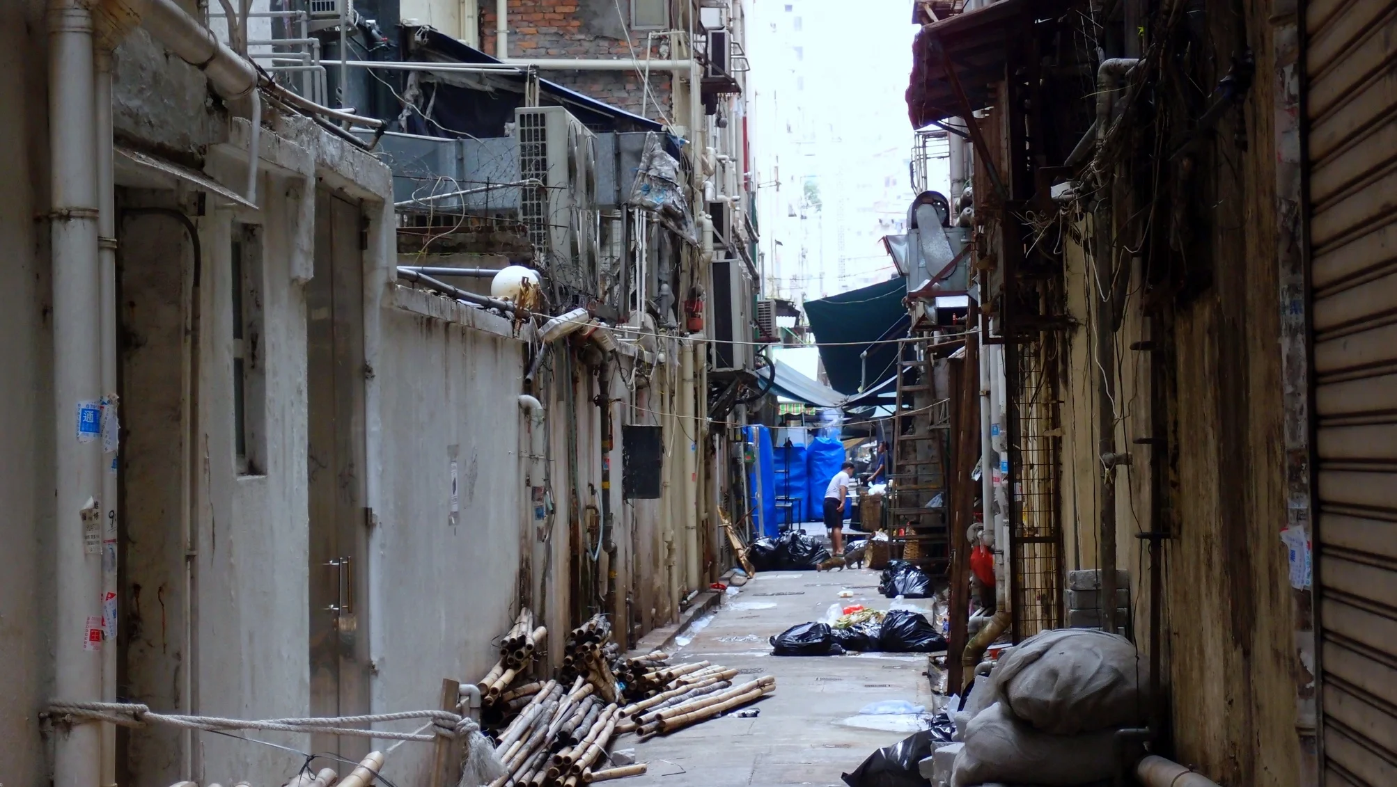 I love to wander down dodgy alleys and it's safe
