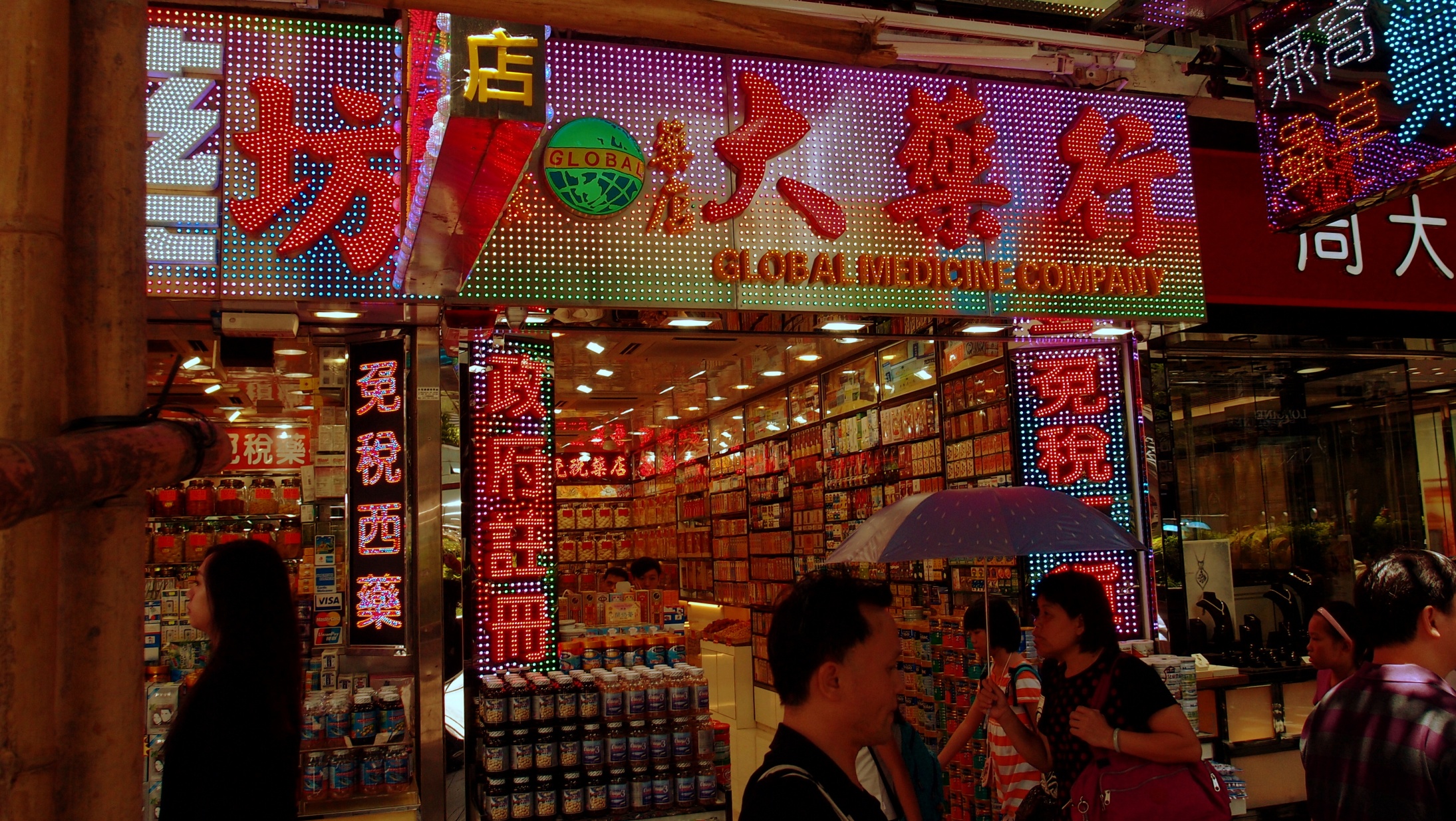 These stores have a similar reputation to the dodgy camera stores