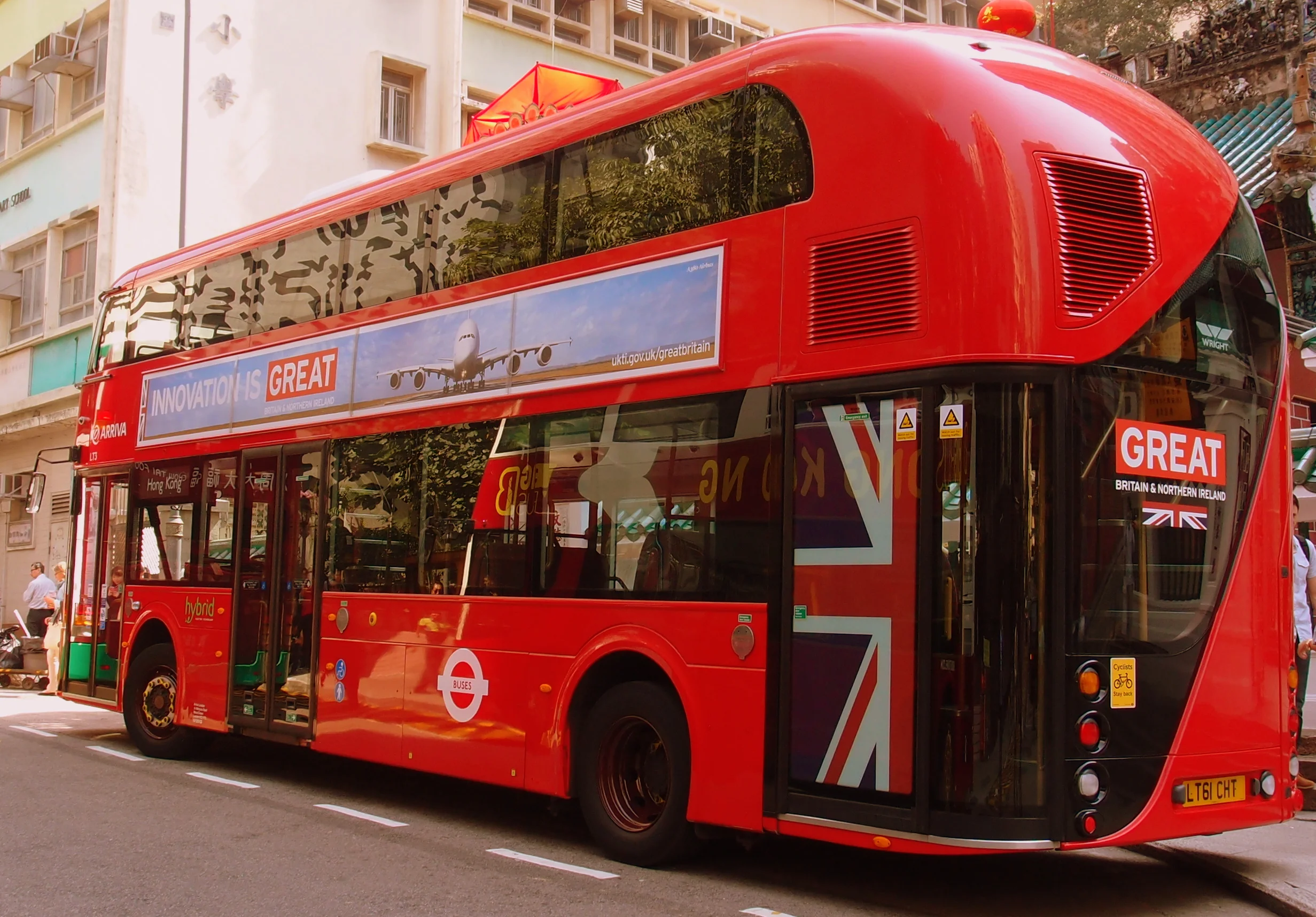 I love this bus which is from London, we should have this design here... it is pretty darn cool and I spotted it outside the Man Mo Temple on Hollywood Road