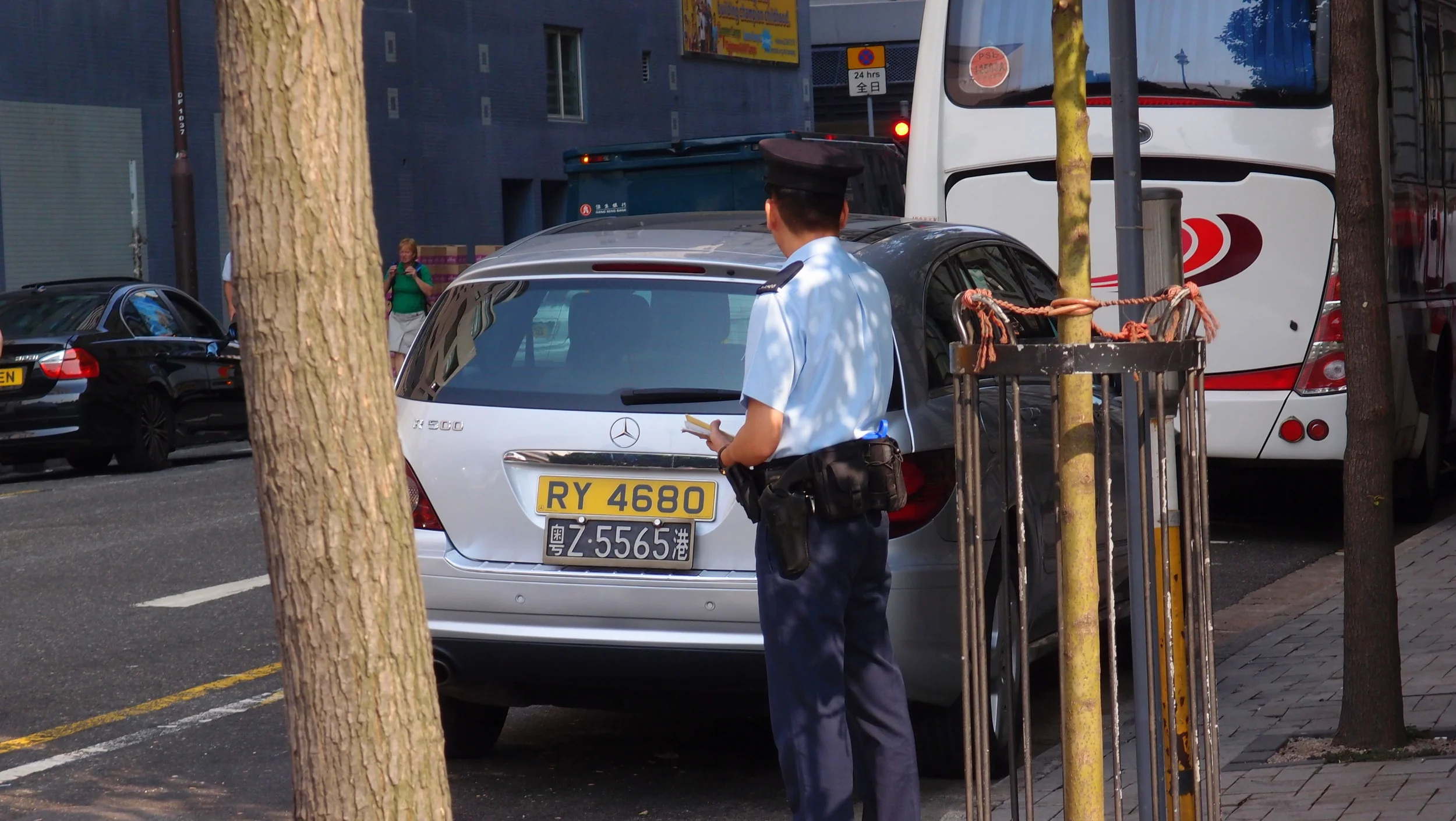 Amazing, a copper actually issuing a parking ticket!