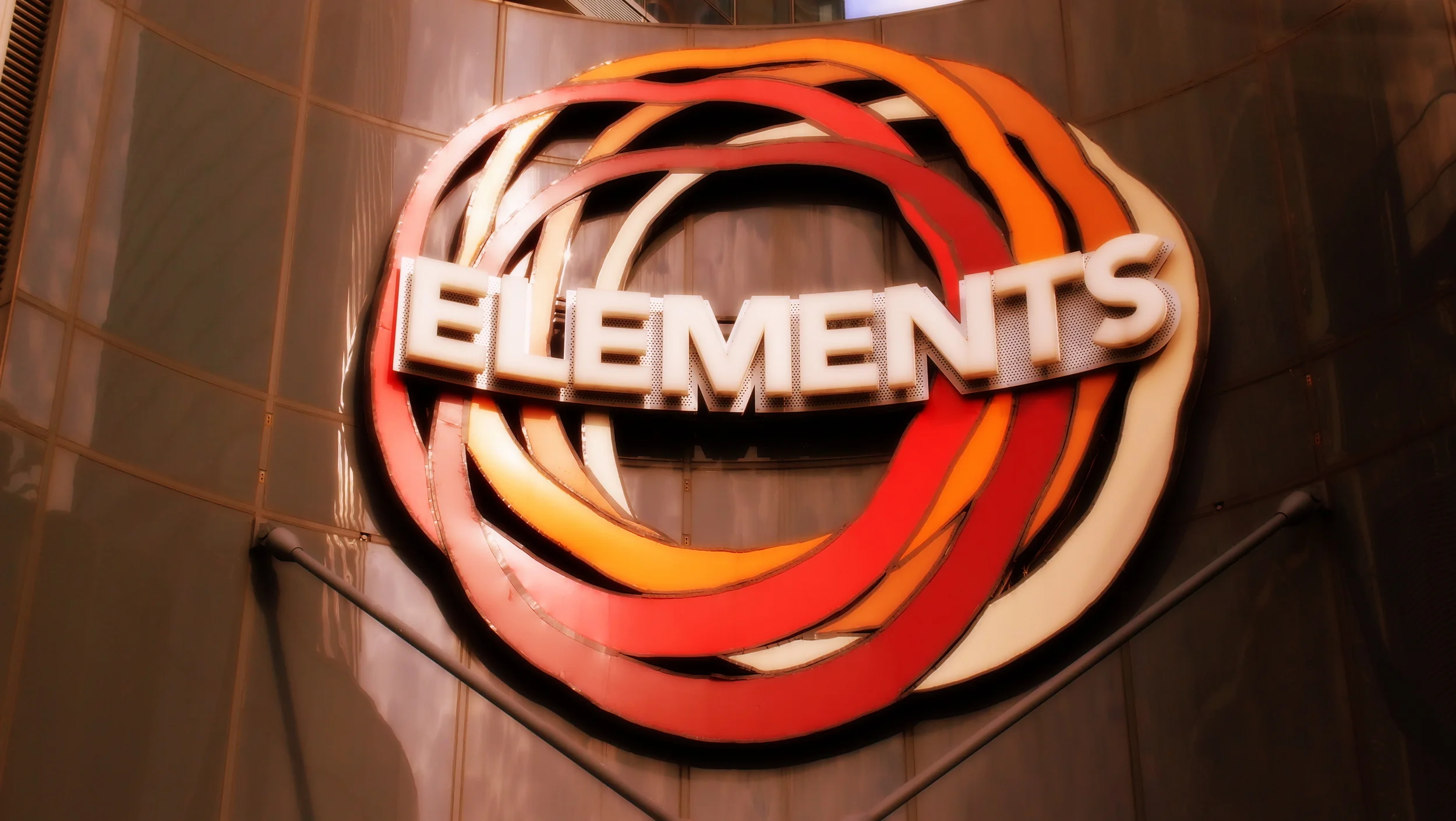 Elements Mall atop of Kowloon Station is huge and popular, I find it rather sterile and boring