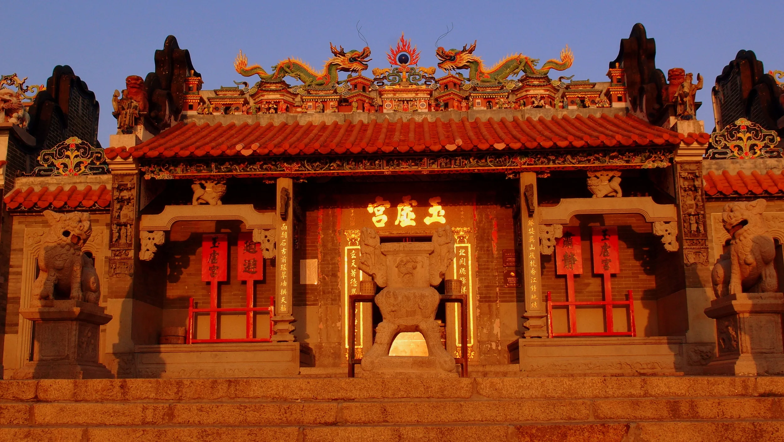 The main Temple on Cheung Chau, the lighting was perfect.