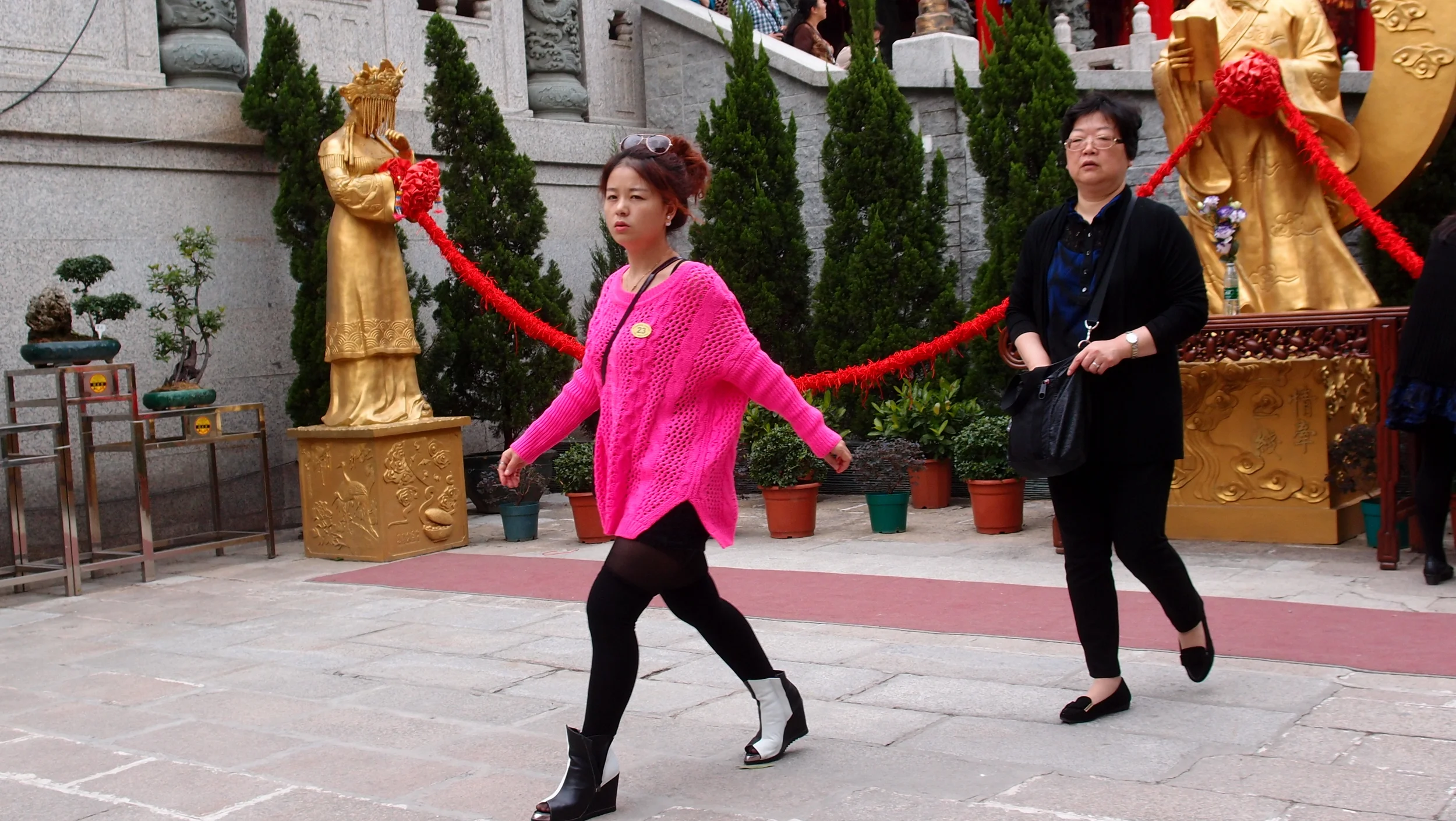 That's me getting the evil eye from the smartly dressed (!) woman at the Sik Sik Yuen Wong Tai Sin Temple
