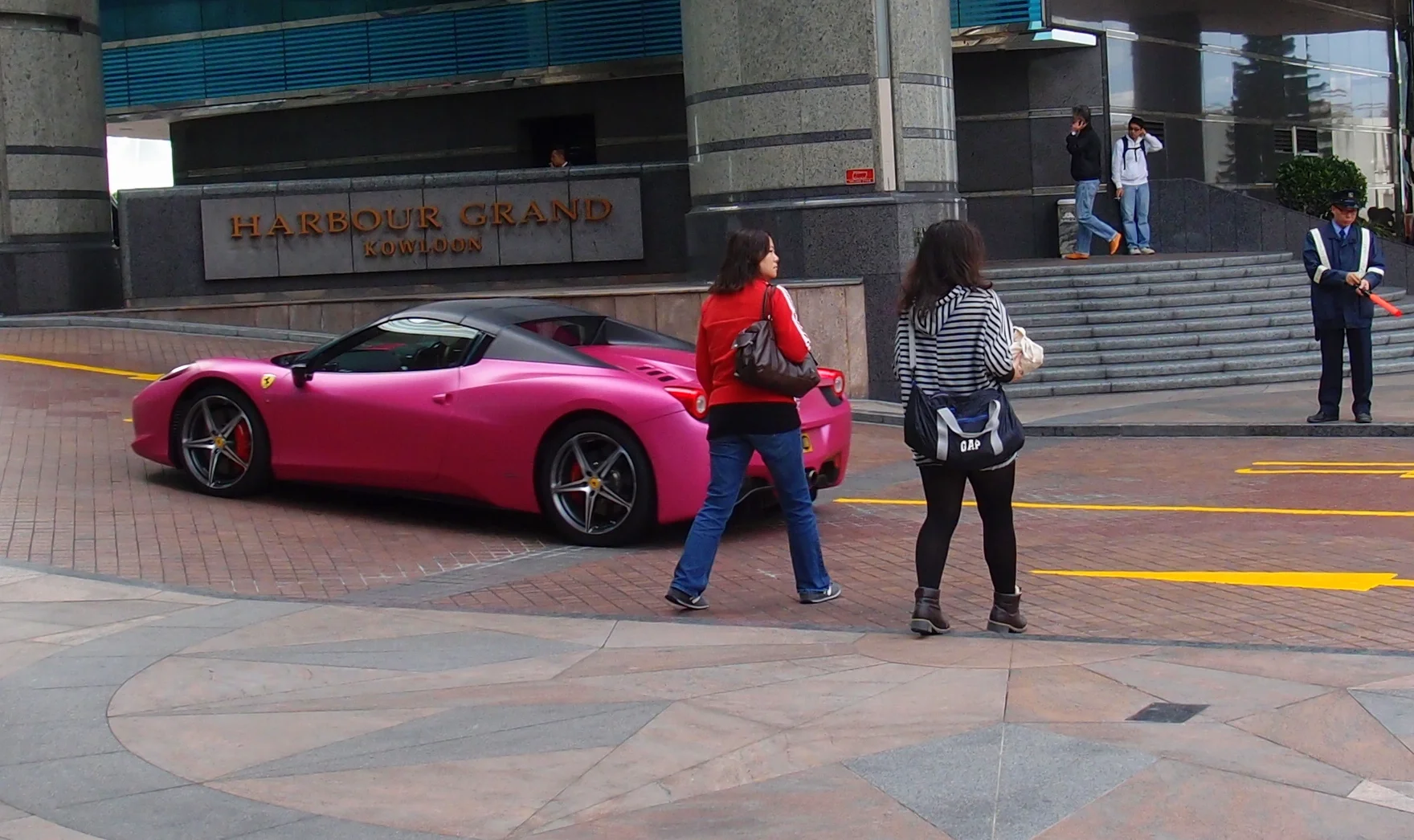The owner of this Ferrari shows a complete lack of taste with this colour - enough to make a grown man weep.